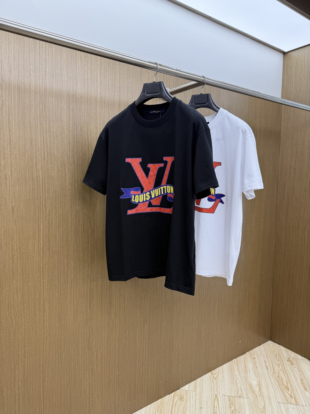 NO:775718,New product LV 1956 spring and summer new short-sleeved round neck T-shirt for men and women, with a very personalized and high-end style, logo printing technology design!  Customized pure cotton fabric!  A simple and high-end fashion item, a very high-end fashion product with a very attractive look, a must-have item for fashion trends!  fzg has all three standards!  !  Color Picture Color Size S M L XL Loose fit,,louis vuitton,T-shirt,tees,t-shirt,19860909新品 LV 1956春夏新款男女同款短袖圆领T恤,极具个性高级风,标志logo印花工艺设计！定制纯棉面料！一款简约高级的时尚单品,穿搭魅力十分高级不俗的时尚产物 ,时尚潮流必备单品！fzg三标齐全！！ 颜色图片颜色 尺码S M L XL 宽松版型,,louis vuitton,T-shirt,tees，t-shirt,,Men's clothing