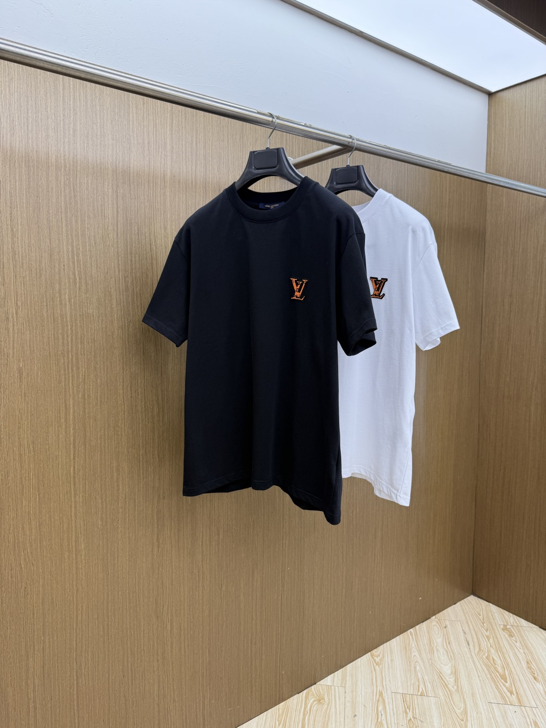 NO:775726,New product LV 1956 spring and summer new short-sleeved round neck T-shirt for men and women, with a very personalized and high-end style, logo printing technology design!  Customized pure cotton fabric!  A simple and high-end fashion item, a very high-end fashion product with a very attractive look, a must-have item for fashion trends!  fzg has all three standards!  !  Color Picture Color Size S M L XL Loose fit,,louis vuitton,T-shirt,tees,t-shirt,19860909新品 LV 1956春夏新款男女同款短袖圆领T恤,极具个性高级风,标志logo印花工艺设计！定制纯棉面料！一款简约高级的时尚单品,穿搭魅力十分高级不俗的时尚产物 ,时尚潮流必备单品！fzg三标齐全！！ 颜色图片颜色 尺码S M L XL 宽松版型,,louis vuitton,T-shirt,tees，t-shirt,,Men's clothing