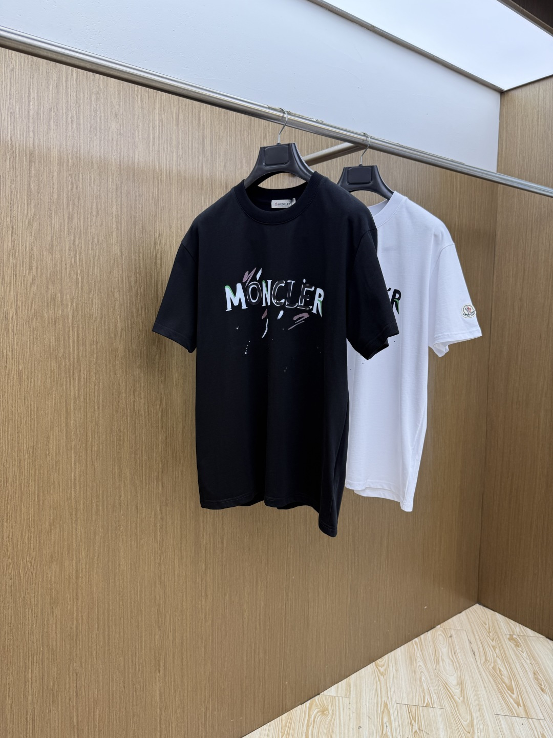 NO:775730,New product Mon 1956 spring and summer new short-sleeved round neck T-shirt for men and women, with a very personalized and high-end style, logo printing technology design!  Customized pure cotton fabric!  A simple and high-end fashion item, a very high-end fashion product with a very attractive look, a must-have item for fashion trends!  fzg has all three standards!  !  Color Picture Color Size S M L XL Loose fit, T-shirt, tees, t-shirt,19860909新品 Mon 1956春夏新款男女同款短袖圆领T恤,极具个性高级风,标志logo印花工艺设计！定制纯棉面料！一款简约高级的时尚单品,穿搭魅力十分高级不俗的时尚产物 ,时尚潮流必备单品！fzg三标齐全！！ 颜色图片颜色 尺码S M L XL 宽松版型,,T-shirt,tees，t-shirt,,Men's clothing