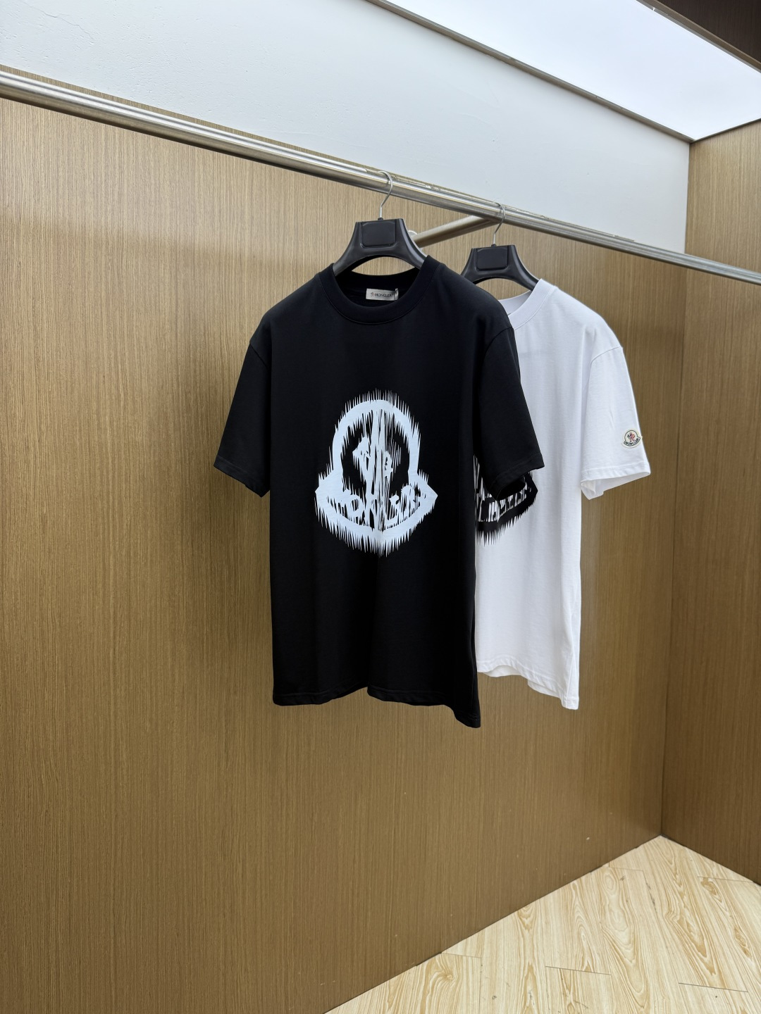 NO:775734,New product MON 1956 spring and summer new short-sleeved round-neck T-shirt for men and women, with a unique and high-end style, and logo printing technology design!  Customized pure cotton fabric!  A simple and high-end fashion item, a very high-end fashion product with a very attractive look, a must-have item for fashion trends!  fzg has all three standards!  !  Color Picture Color Size S M L XL Loose fit, T-shirt, tees, t-shirt,19860909新品 MON 1956春夏新款男女同款短袖圆领T恤,极具个性高级风,标志logo印花工艺设计！定制纯棉面料！一款简约高级的时尚单品,穿搭魅力十分高级不俗的时尚产物 ,时尚潮流必备单品！fzg三标齐全！！ 颜色图片颜色 尺码S M L XL 宽松版型,,T-shirt,tees，t-shirt,,Men's clothing