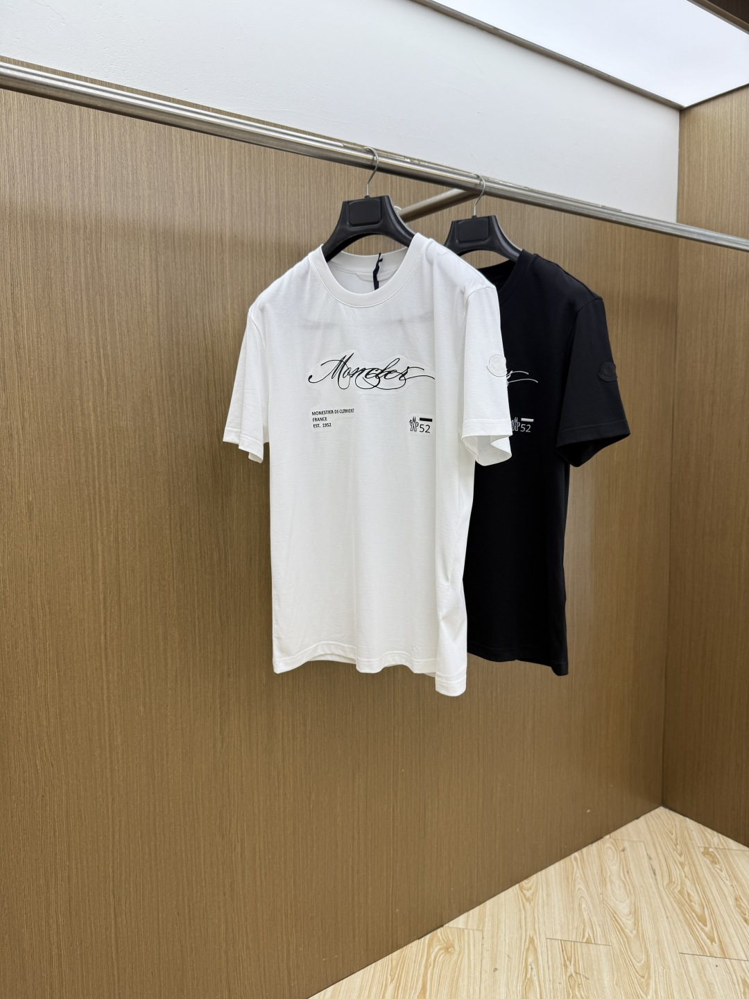 NO:775737,Early spring MON high-end customization 2026 early spring exclusive new men's casual short-sleeved T-shirt High-end customization High-end version Fashionable and versatile imported long-staple cotton fabric Super soft and delicate feel Skin-friendly and comfortable to wear High-end boutique OEM factory finely made upper body is very good Men's must-have items Complete with three standards Code number 48-56 C10, T-shirt, tees, t-shirt,19860909早春 MON 高端定制 2026早春独家专供新款原单男士休闲短袖T恤 高端定制 高端版本 时尚百搭爆款进口长绒棉面料 手感超柔软细腻 穿着亲肤舒适 高端精品 代工厂精细做上身非常赞 男士必备单品 三标齐全 码数48-56 C10,,T-shirt,tees，t-shirt,,Men's clothing