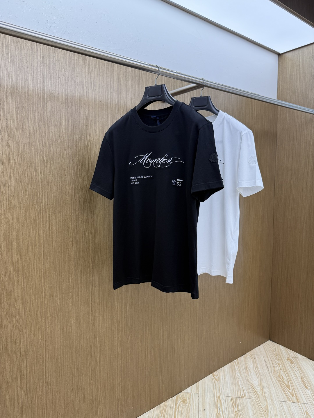 NO:775741,Early spring Mon High-end customization 2026 early spring exclusive new original men's casual short-sleeved T-shirt High-end customization High-end version Fashionable and versatile imported long-staple cotton fabric Super soft and delicate to the touch Skin-friendly and comfortable to wear High-end boutique OEM factory finely made upper body is very good Men's must-have items Complete with three standards Code number 48-56 C10, T-shirt, tees, t-shirt,19860909早春 Mon 高端定制 2026早春独家专供新款原单男士休闲短袖T恤 高端定制 高端版本 时尚百搭爆款进口长绒棉面料 手感超柔软细腻 穿着亲肤舒适 高端精品 代工厂精细做上身非常赞 男士必备单品 三标齐全 码数48-56 C10,,T-shirt,tees，t-shirt,,Men's clothing