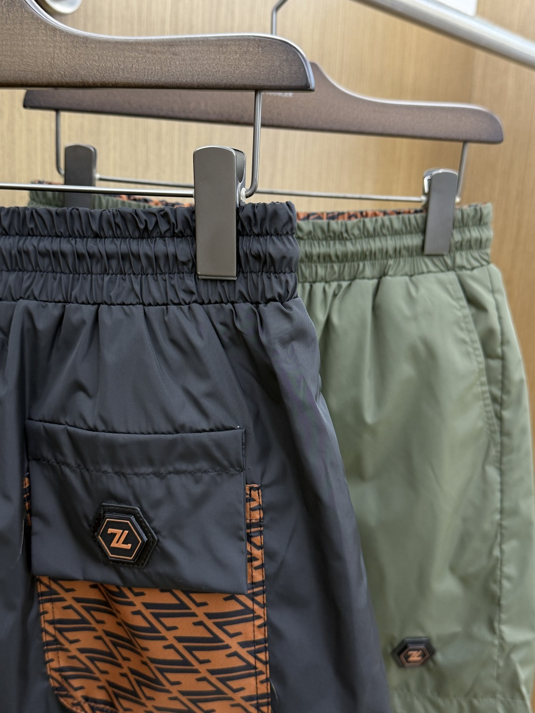 早春 Zz 🔥🔥Ss独家专供新款休闲沙滩短裤🩳高端版本！定制面料 内里纱网 透气舒适度高，细节无可挑剔，