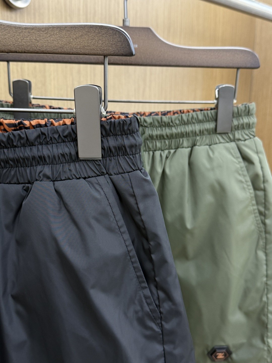 早春 Zz 🔥🔥Ss独家专供新款休闲沙滩短裤🩳高端版本！定制面料 内里纱网 透气舒适度高，细节无可挑剔，