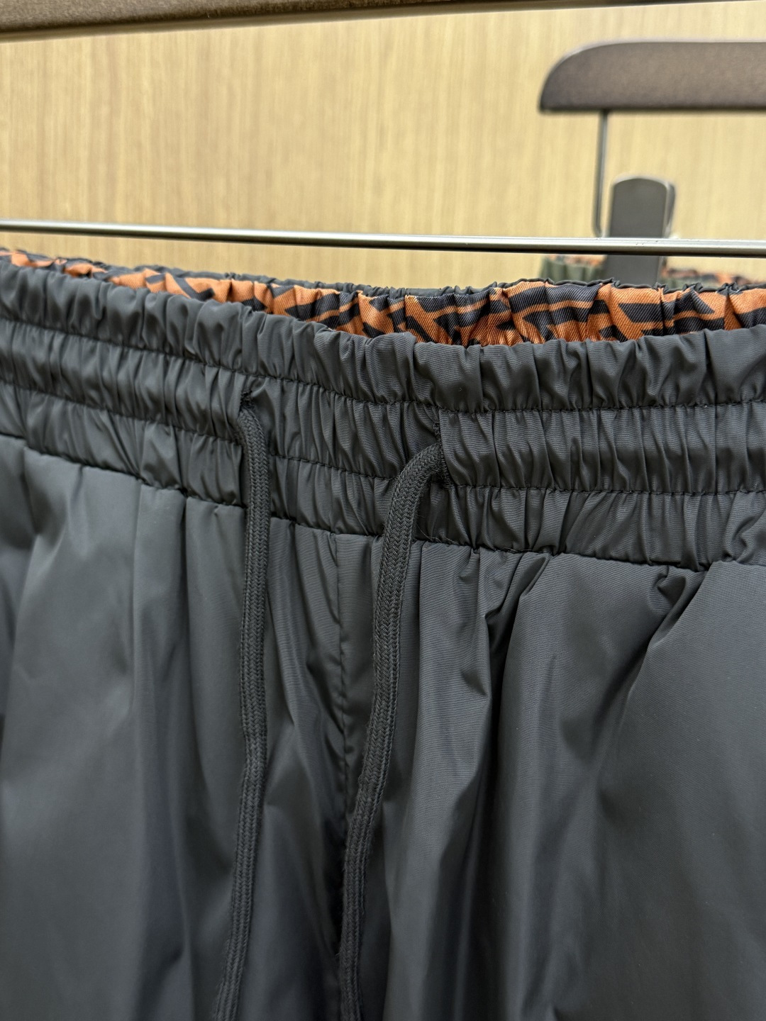 早春 Zz 🔥🔥Ss独家专供新款休闲沙滩短裤🩳高端版本！定制面料 内里纱网 透气舒适度高，细节无可挑剔，