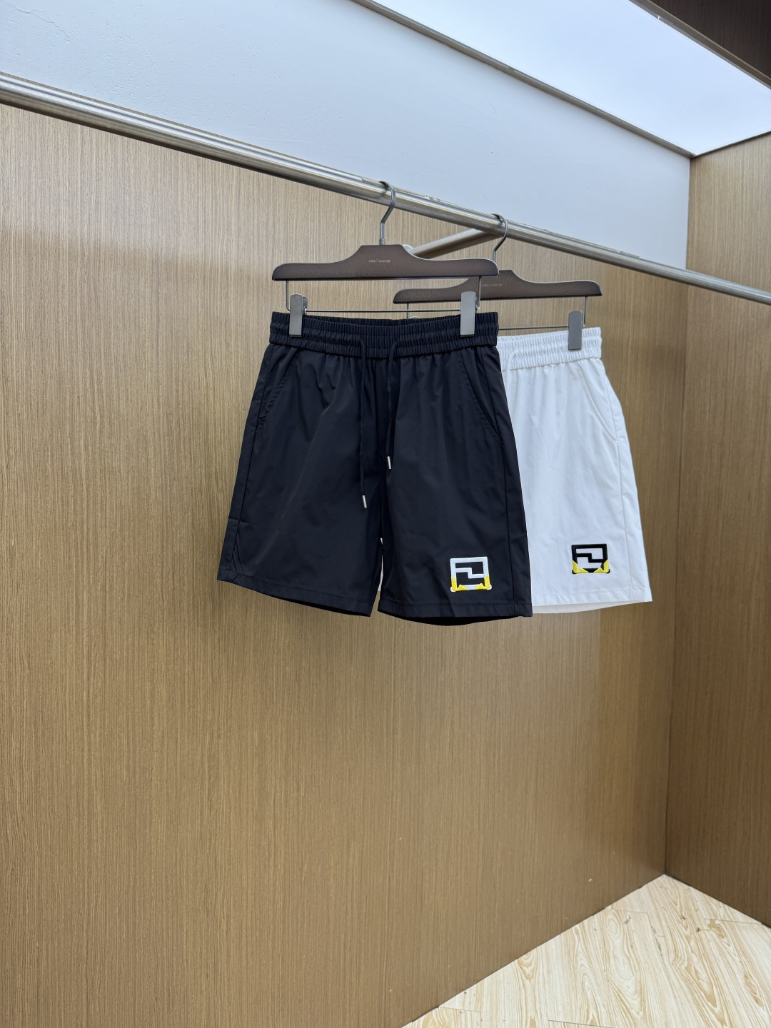 NO:834919,Early spring FD 1956Ss is exclusively for the high-end version of new casual beach shorts!  Customized fabric with high breathability and comfort, impeccable details, brand element design concept, reflecting high quality. It feels delicate and soft!  It presents a casual cut and the upper body shape is awesome!  Size: M-3XL c11,,shorts,19860909早春 FD 1956Ss独家专供新款休闲沙滩短裤高端版本！定制面料 透气舒适度高,细节无可挑剔,品牌元素设计理念,体现高品质.手感细腻柔软！呈现休闲裁剪,上身版型超赞！ 码数: M-3XL c11,,shorts,,Men's clothing