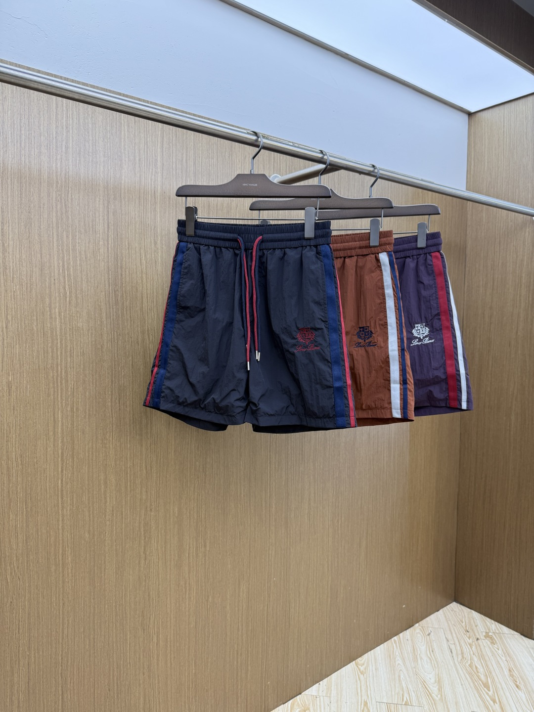NO:834932,Early spring LP 1956Ss is exclusively for the high-end version of the new casual beach shorts!  Customized fabric, inner gauze, high breathability and comfort, impeccable details, brand element design concept, reflecting high quality. It feels delicate and soft!  It presents a casual cut and the upper body shape is awesome!  Size: M-3XL c11,,loro piana,shorts,19860909早春 LP 1956Ss独家专供新款休闲沙滩短裤高端版本！定制面料 内里纱网 透气舒适度高,细节无可挑剔,品牌元素设计理念,体现高品质.手感细腻柔软！呈现休闲裁剪,上身版型超赞！ 码数: M-3XL c11,,loro piana,shorts,,Men's clothing