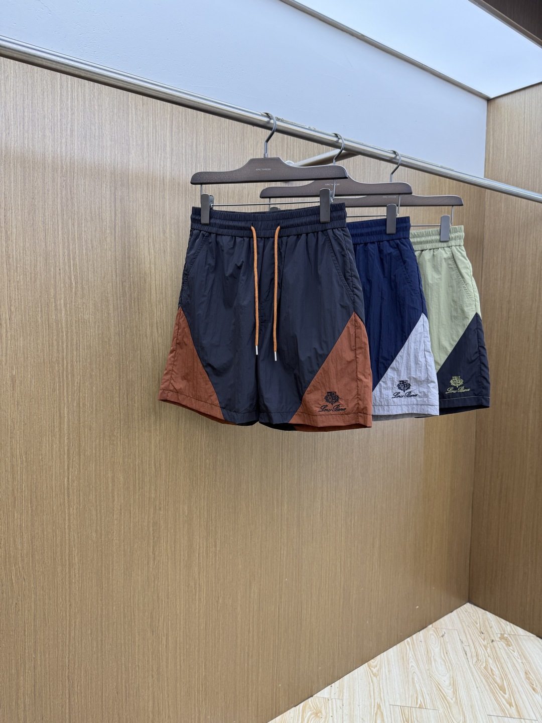 NO:847235,Early spring LP 1956Ss is exclusively for the high-end version of the new casual beach shorts!  Customized fabric, inner gauze, high breathability and comfort, impeccable details, brand element design concept, reflecting high quality. It feels delicate and soft!  It presents a casual cut and the upper body shape is awesome!  Size: M-3XL c11,,loro piana,shorts,19860909早春 LP 1956Ss独家专供新款休闲沙滩短裤高端版本！定制面料 内里纱网 透气舒适度高,细节无可挑剔,品牌元素设计理念,体现高品质.手感细腻柔软！呈现休闲裁剪,上身版型超赞！ 码数: M-3XL c11,,loro piana,shorts,,Men's clothing