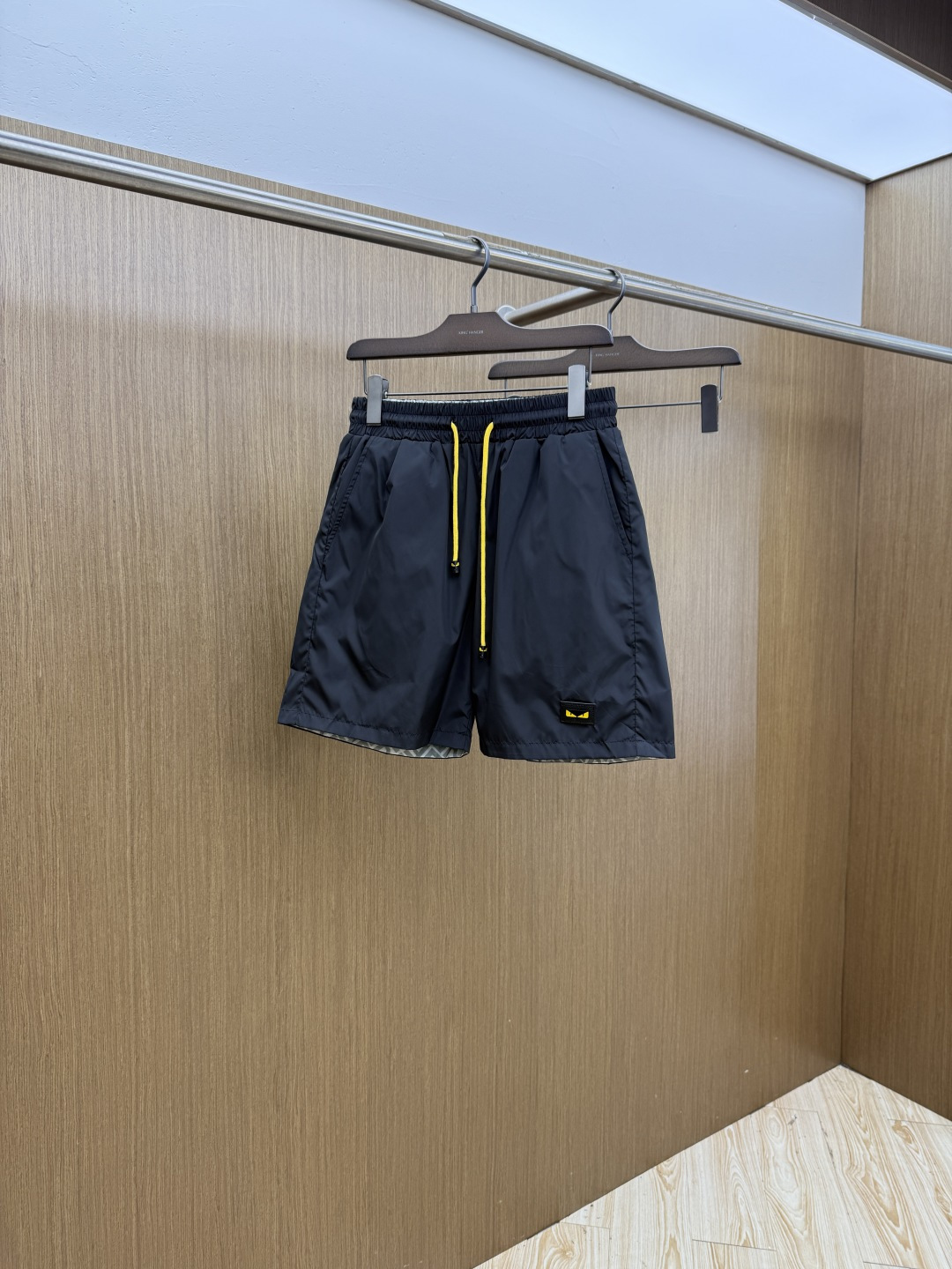 NO:847237,Early spring FD 1956Ss is exclusively for the high-end version of new casual beach shorts!  Customized fabric with high breathability and comfort, impeccable details, brand element design concept, reflecting high quality. It feels delicate and soft!  It presents a casual cut and the upper body shape is awesome!  Size: M-3XL c11,,shorts,19860909早春 FD 1956Ss独家专供新款休闲沙滩短裤高端版本！定制面料 透气舒适度高,细节无可挑剔,品牌元素设计理念,体现高品质.手感细腻柔软！呈现休闲裁剪,上身版型超赞！ 码数: M-3XL c11,,shorts,,Men's clothing