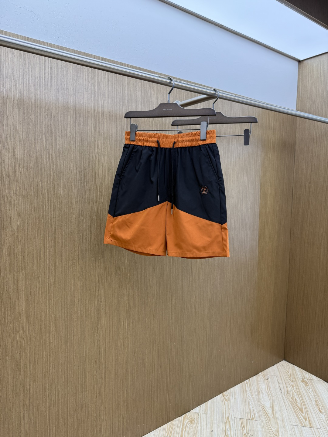 NO:847242,In early spring, ZZ 1956Ss exclusively provides high-end versions of new casual beach shorts!  Customized fabric with high breathability and comfort, impeccable details, brand element design concept, reflecting high quality. It feels delicate and soft!  It presents a casual cut and the upper body shape is awesome!  Size: M-3XL c11,,shorts,19860909早春 ZZ 1956Ss独家专供新款休闲沙滩短裤高端版本！定制面料 透气舒适度高,细节无可挑剔,品牌元素设计理念,体现高品质.手感细腻柔软！呈现休闲裁剪,上身版型超赞！ 码数: M-3XL c11,,shorts,,Men's clothing