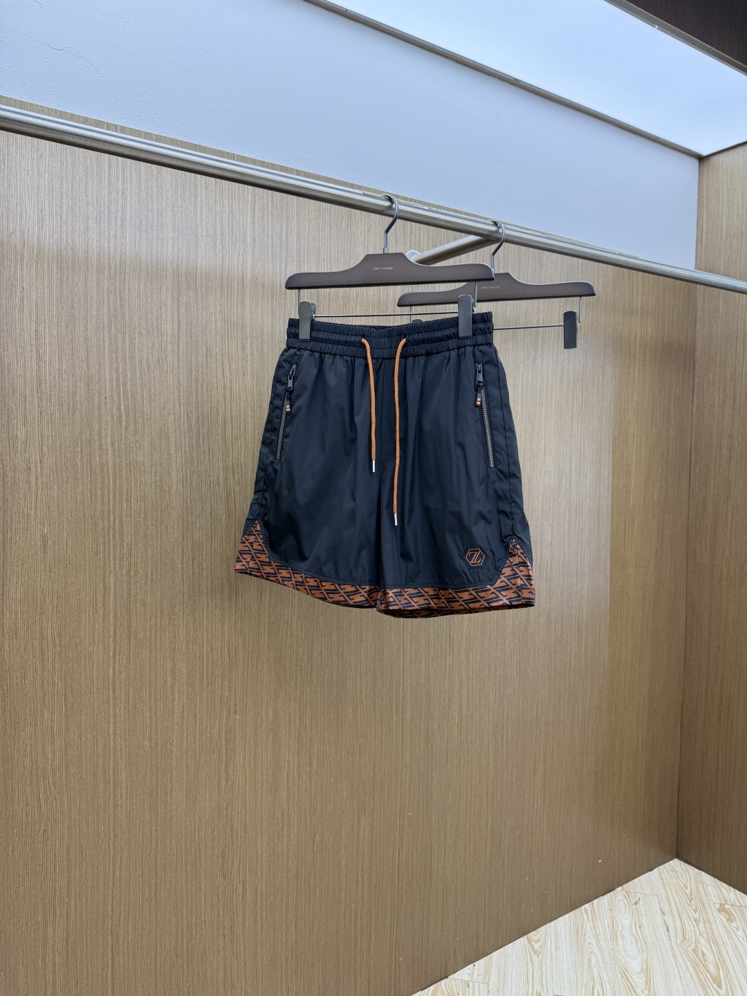 NO:847245,In early spring, ZZ 1956Ss exclusively provides high-end versions of new casual beach shorts!  Customized fabric, inner gauze, high breathability and comfort, impeccable details, brand element design concept, reflecting high quality. It feels delicate and soft!  It presents a casual cut and the upper body shape is awesome!  Size: M-3XL c11,,shorts,19860909早春 ZZ 1956Ss独家专供新款休闲沙滩短裤高端版本！定制面料 内里纱网 透气舒适度高,细节无可挑剔,品牌元素设计理念,体现高品质.手感细腻柔软！呈现休闲裁剪,上身版型超赞！ 码数: M-3XL c11,,shorts,,Men's clothing