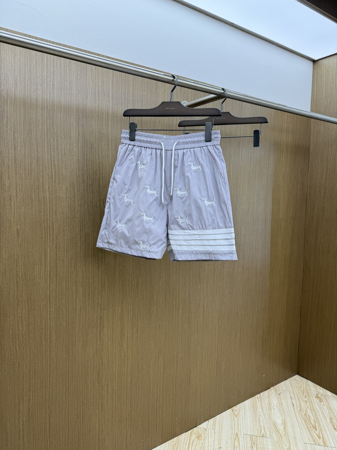 NO:847248,In early spring, TB 1956Ss is exclusively for the high-end version of the new casual beach shorts!  Customized fabric, inner gauze, high breathability and comfort, impeccable details, brand element design concept, reflecting high quality. It feels delicate and soft!  It presents a casual cut and the upper body shape is awesome!  Size: M-3XL c11,,shorts,19860909早春 TB 1956Ss独家专供新款休闲沙滩短裤高端版本！定制面料 内里纱网 透气舒适度高,细节无可挑剔,品牌元素设计理念,体现高品质.手感细腻柔软！呈现休闲裁剪,上身版型超赞！ 码数: M-3XL c11,,shorts,,Men's clothing