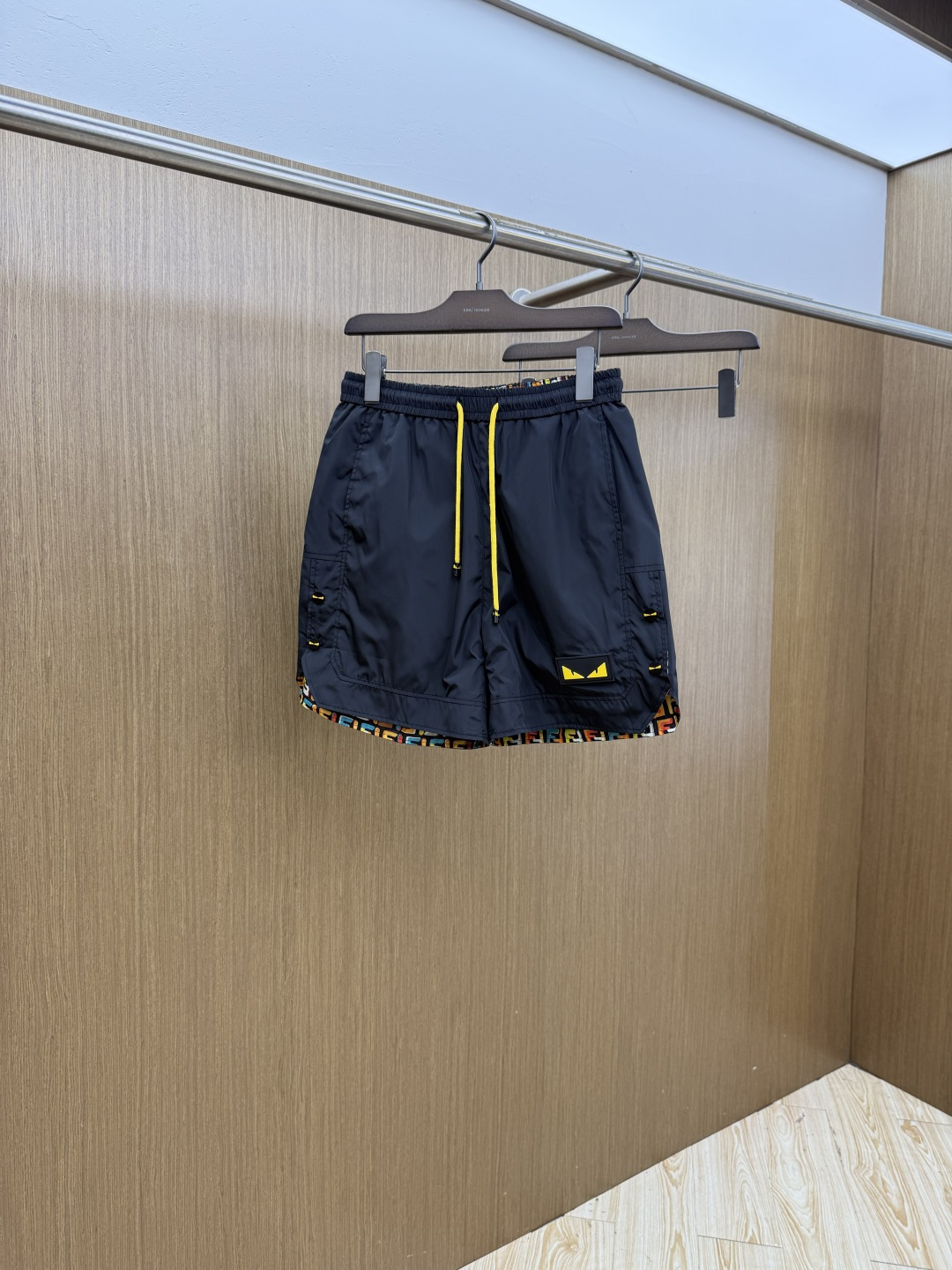 NO:847221,Early spring FD 1956Ss is exclusively for the high-end version of new casual beach shorts!  Customized fabric with high breathability and comfort, impeccable details, brand element design concept, reflecting high quality. It feels delicate and soft!  It presents a casual cut and the upper body shape is awesome!  Size: M-3XL c11,,shorts,19860909早春 FD 1956Ss独家专供新款休闲沙滩短裤高端版本！定制面料 透气舒适度高,细节无可挑剔,品牌元素设计理念,体现高品质.手感细腻柔软！呈现休闲裁剪,上身版型超赞！ 码数: M-3XL c11,,shorts,,Men's clothing