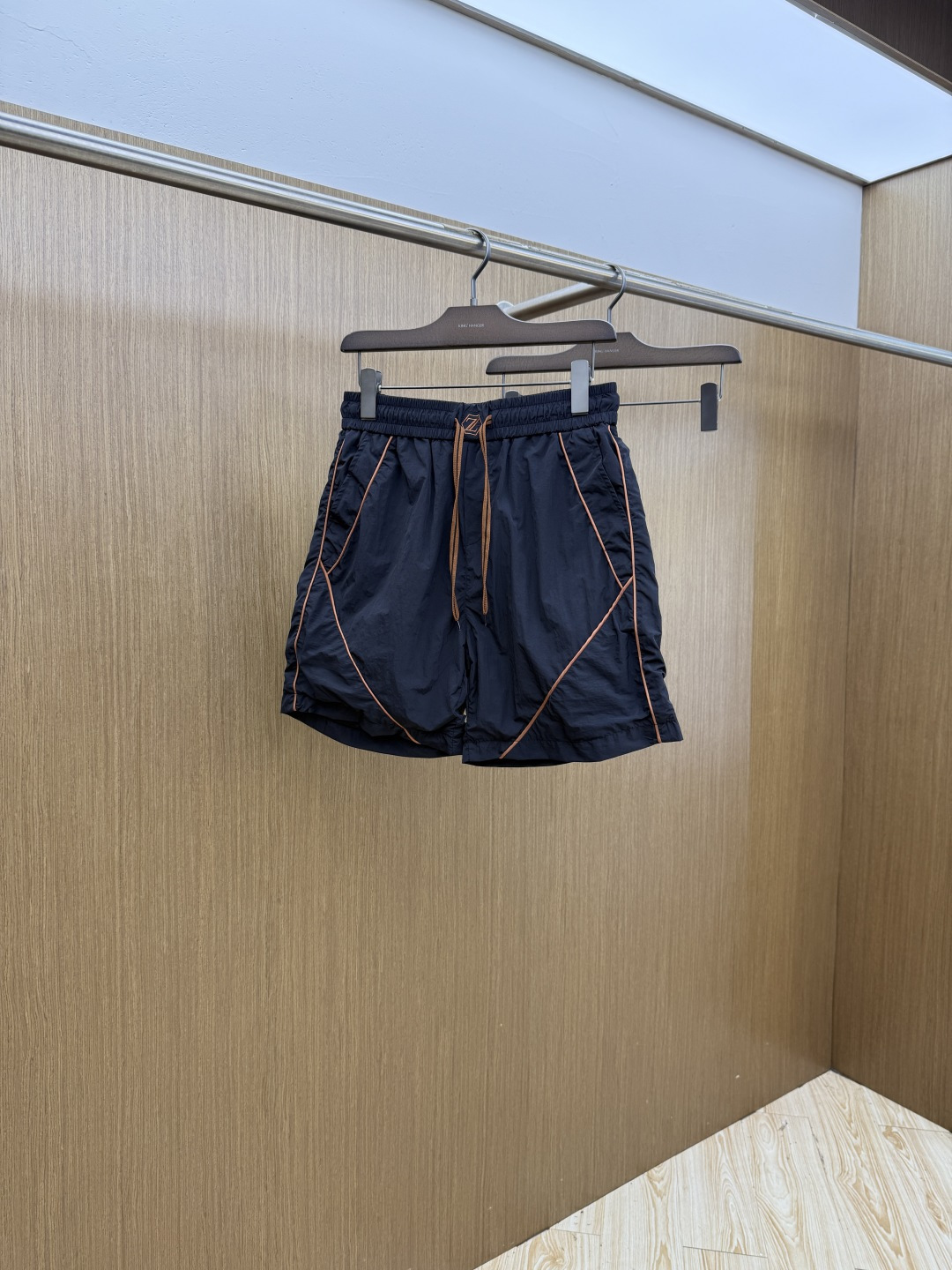 NO:847224,In early spring, ZZ 1956Ss exclusively provides high-end versions of new casual beach shorts!  Customized fabric, inner gauze, high breathability and comfort, impeccable details, brand element design concept, reflecting high quality. It feels delicate and soft!  It presents a casual cut and the upper body shape is awesome!  Size: M-3XL c11,,shorts,19860909早春 ZZ 1956Ss独家专供新款休闲沙滩短裤高端版本！定制面料 内里纱网 透气舒适度高,细节无可挑剔,品牌元素设计理念,体现高品质.手感细腻柔软！呈现休闲裁剪,上身版型超赞！ 码数: M-3XL c11,,shorts,,Men's clothing