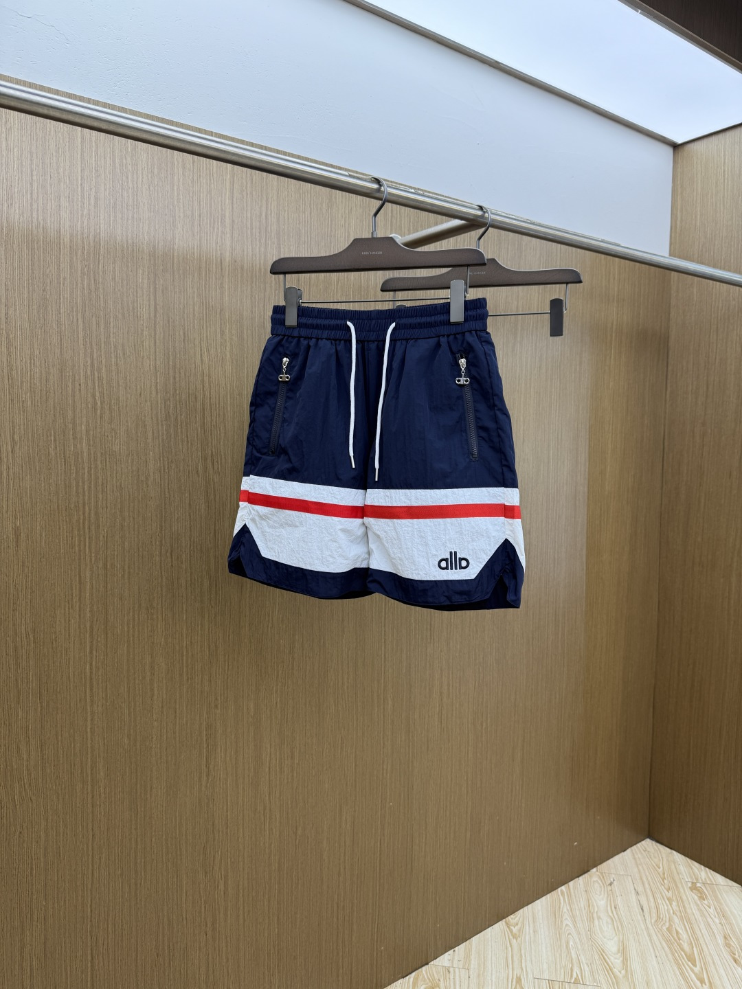 NO:847227,In early spring, ALO 1956Ss is exclusively for high-end versions of new casual beach shorts!  Customized fabric, inner gauze, high breathability and comfort, impeccable details, brand element design concept, reflecting high quality. It feels delicate and soft!  It presents a casual cut and the upper body shape is awesome!  Size: M-3XL c11,,shorts,19860909早春 ALO 1956Ss独家专供新款休闲沙滩短裤高端版本！定制面料 内里纱网 透气舒适度高,细节无可挑剔,品牌元素设计理念,体现高品质.手感细腻柔软！呈现休闲裁剪,上身版型超赞！ 码数: M-3XL c11,,shorts,,Men's clothing