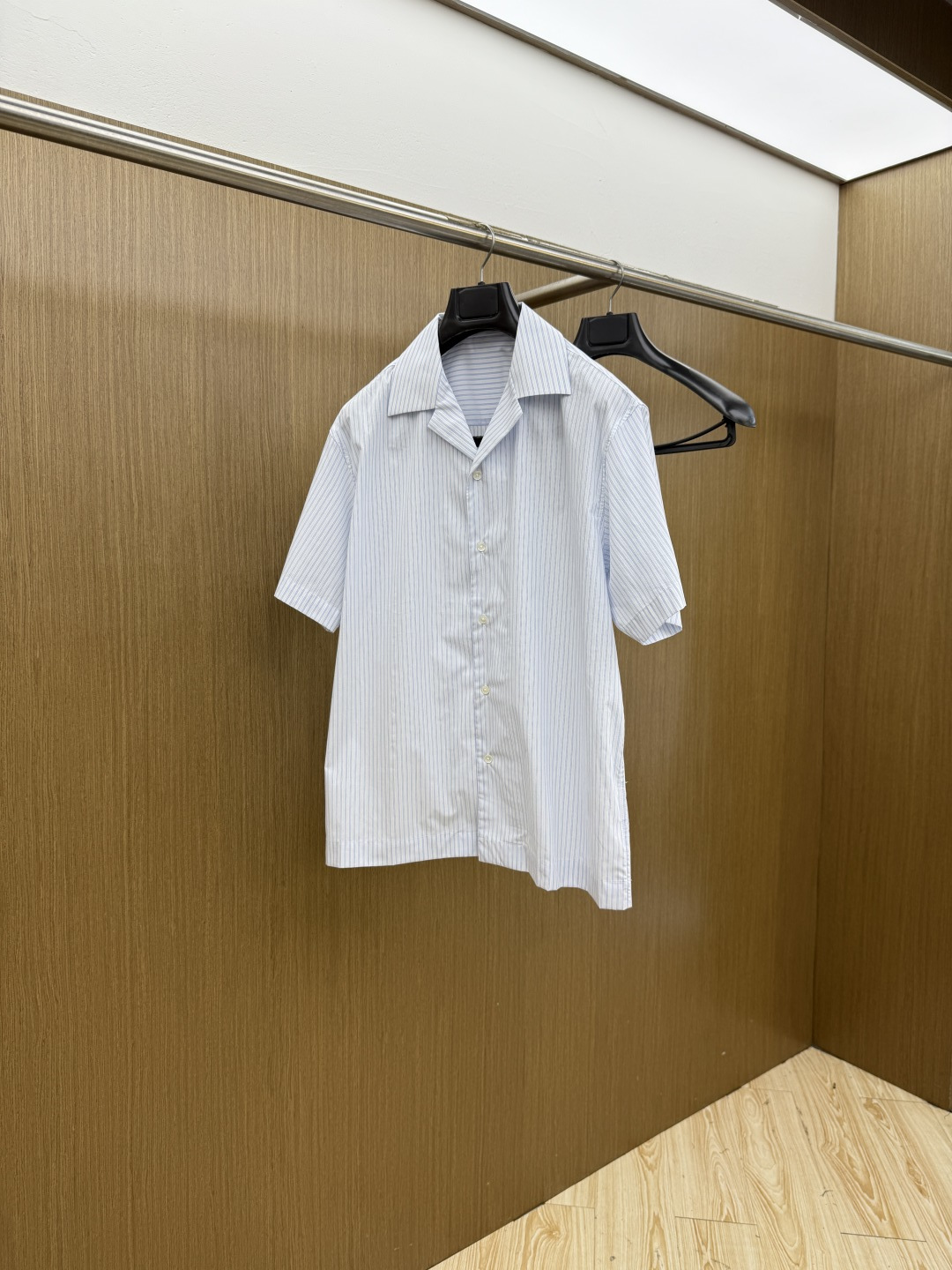 NO:839638,Early spring GVC SS new fashionable simple short-sleeved shirt for spring and summer. This lightweight cotton shirt is made of pure cotton fabric. It has a classic and simple design. It has refreshing tones and the color is super super super. It is the most worth buying item this season. It has a simple and elegant design. It is a must-have for fashion and is easy to control!  The simple design is an indispensable style, with three-dimensional tailoring and moderate length to beautify the proportions of the upper body. The A60 shape is extremely modern and versatile!  Size S-2xl (38-42) Color: black white, shirts, T-shirt,19860909早春 GVC SS春夏新款时尚简约短袖衬衫,本款轻盈棉质衬衣采用全棉质地面料,经典简约设计搭配,清爽色调,颜色超超超超级赞,这一季最值得入手的单品,简约大气又精致的小设计,时髦精必入,超好驾驭！ 简约设计款不可或缺款式,立体剪裁,适中长度修饰美化上身比例,A60造型上极具现代百搭可塑性！ 尺码S-2xl（38-42） 颜色: 黑色 白色,,shirts,T-shirt,,Men's clothing