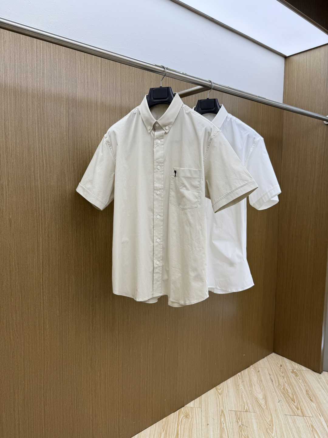 NO:839643,Early spring AMI SS new fashion simple short-sleeved shirt for spring and summer. This lightweight cotton shirt is made of 100% cotton fabric. It has a classic and simple design, refreshing tones, and the color is super super super. It is the most worth buying item this season. The simple and elegant design is a must-have for fashion and is easy to control!  The simple design is an indispensable style, with three-dimensional tailoring and moderate length to beautify the proportions of the upper body. The A60 shape is extremely modern and versatile!  Size S-2xl (38-42) Color: black white, shirts, T-shirt,19860909早春 AMI SS春夏新款时尚简约短袖衬衫,本款轻盈棉质衬衣采用全棉质地面料,经典简约设计搭配,清爽色调,颜色超超超超级赞,这一季最值得入手的单品,简约大气又精致的小设计,时髦精必入,超好驾驭！ 简约设计款不可或缺款式,立体剪裁,适中长度修饰美化上身比例,A60造型上极具现代百搭可塑性！ 尺码S-2xl（38-42） 颜色: 黑色 白色,,shirts,T-shirt,,Men's clothing