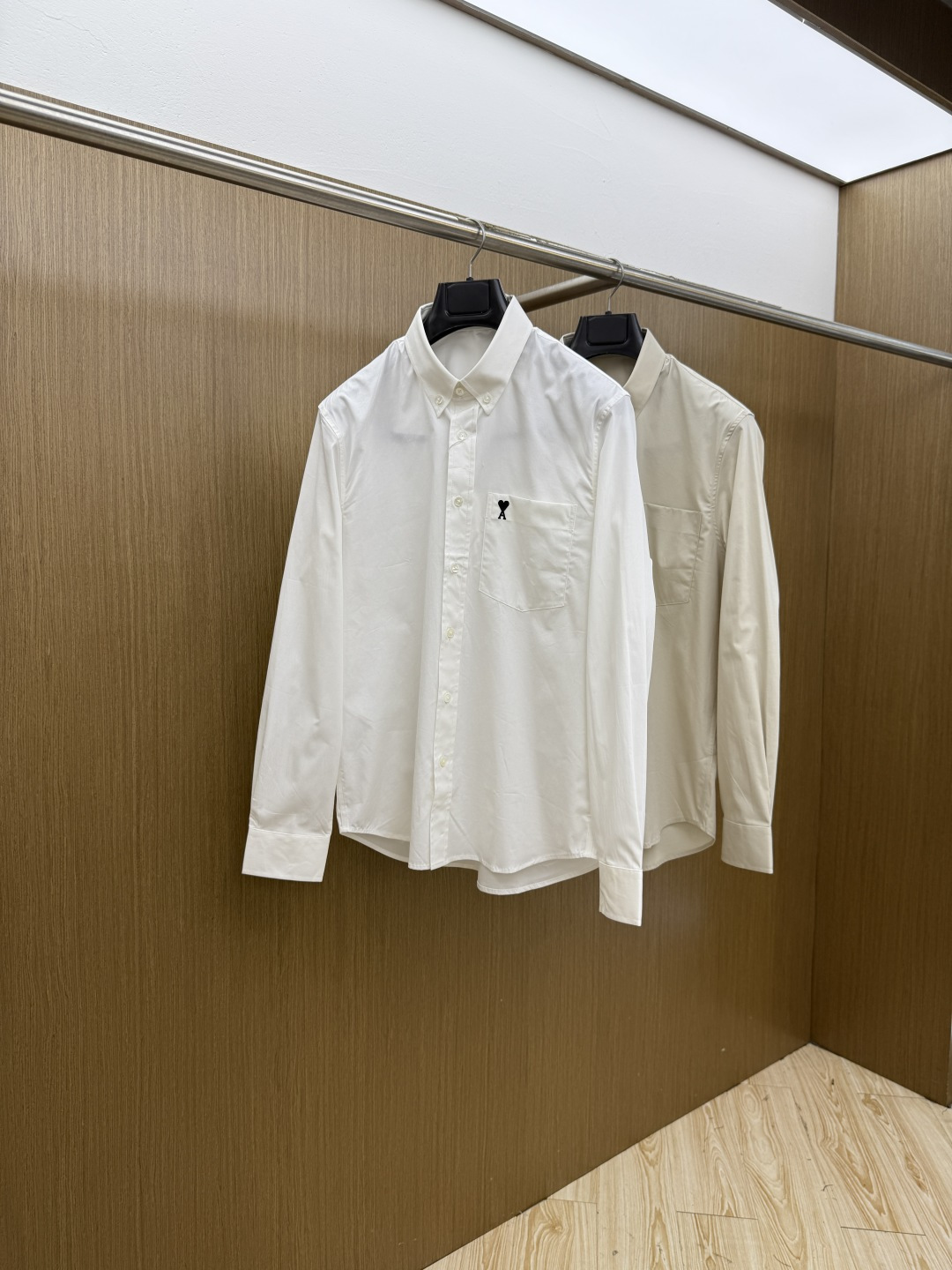 NO:839652,Early spring Ami SS spring and summer new trendy and simple long-sleeved shirt. This lightweight cotton shirt is made of 100% cotton fabric. It has a classic and simple design. It has refreshing tones and the color is super super. It is the most worth buying item this season. The simple and elegant design is a must-have for fashion and is easy to control!  The simple design is an indispensable style, with three-dimensional tailoring and moderate length to beautify the proportions of the upper body. The A60 shape is extremely modern and versatile!  Size S-2xl (38-42) Color: black white, shirts,19860909早春 Ami SS春夏新款时尚简约长袖衬衫,本款轻盈棉质衬衣采用全棉质地面料,经典简约设计搭配,清爽色调,颜色超超超超级赞,这一季最值得入手的单品,简约大气又精致的小设计,时髦精必入,超好驾驭！ 简约设计款不可或缺款式,立体剪裁,适中长度修饰美化上身比例,A60造型上极具现代百搭可塑性！ 尺码S-2xl（38-42） 颜色: 黑色 白色,,shirts,,Men's clothing