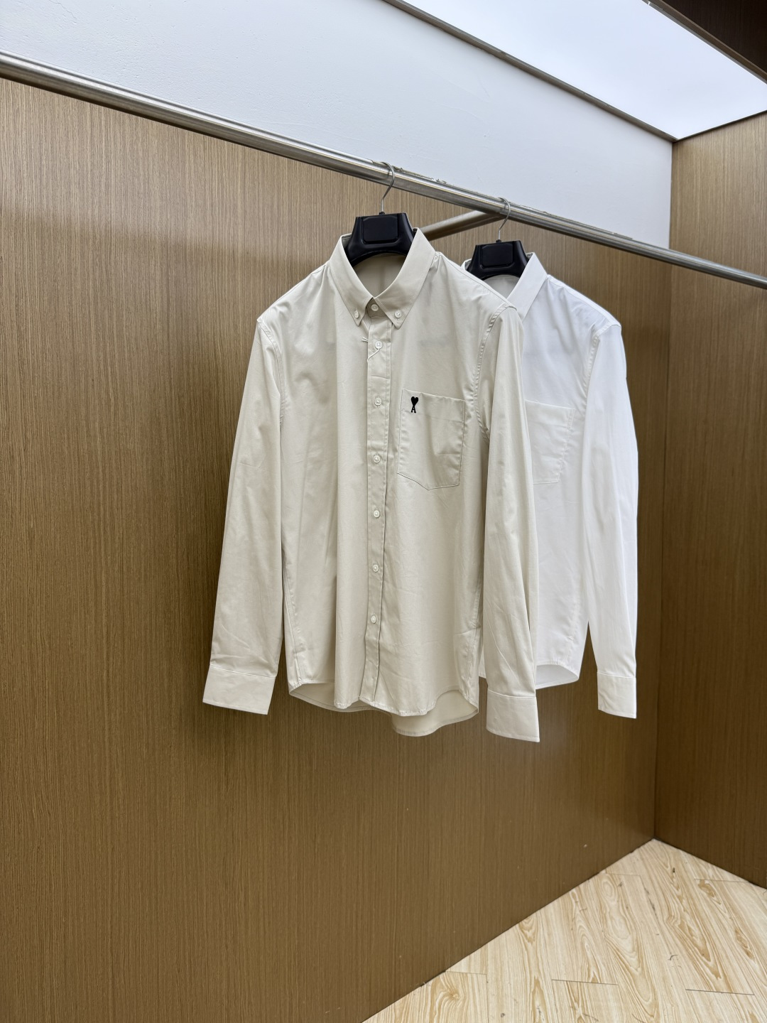 NO:839656,Early spring AMI SS spring and summer new fashion simple long-sleeved shirt. This lightweight cotton shirt is made of pure cotton fabric. It has a classic and simple design, refreshing tones, and the color is super super super. It is the most worth buying item this season. The simple and elegant design is a must-have for fashion and is easy to control!  The simple design is an indispensable style, with three-dimensional tailoring and moderate length to beautify the proportions of the upper body. The A60 shape is extremely modern and versatile!  Size S-2xl (38-42) Color: black white, shirts,19860909早春 AMI SS春夏新款时尚简约长袖衬衫,本款轻盈棉质衬衣采用全棉质地面料,经典简约设计搭配,清爽色调,颜色超超超超级赞,这一季最值得入手的单品,简约大气又精致的小设计,时髦精必入,超好驾驭！ 简约设计款不可或缺款式,立体剪裁,适中长度修饰美化上身比例,A60造型上极具现代百搭可塑性！ 尺码S-2xl（38-42） 颜色: 黑色 白色,,shirts,,Men's clothing