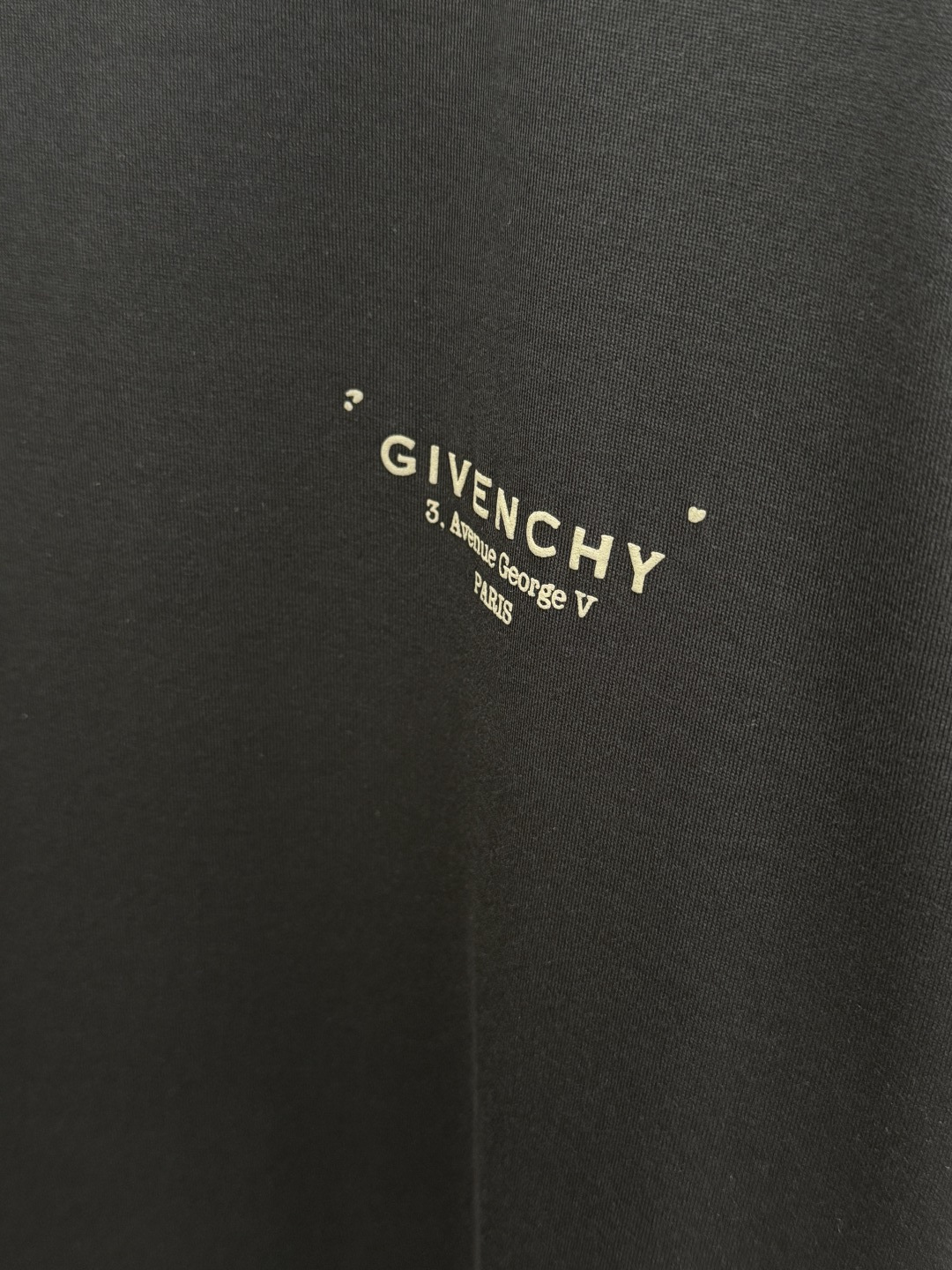 早春 GVC 🔥新品短袖T恤，帅气时尚，胸前精致刺绣字母logo，简约百搭款。面料棉 不仅挺括，保持潮流的廓形，又穿着舒