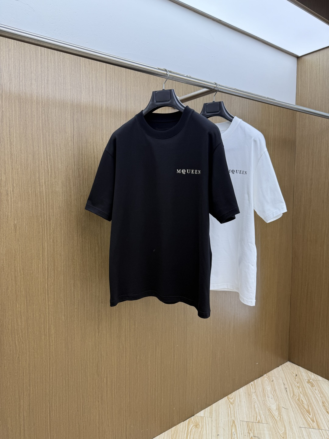 NO:835958,Early spring MCQ 1956 new short-sleeved T-shirt, handsome and fashionable, exquisite embroidered letter logo on the chest, simple and versatile. The fabric cotton is not only crisp and maintains the trendy silhouette, but also comfortable to wear, and the yarn is more delicate. Size S-XL loose version A60,, T-shirt, tees, t-shirt,19860909早春 MCQ 1956新品短袖T恤,帅气时尚,胸前精致刺绣字母logo,简约百搭款.面料棉 不仅挺括,保持潮流的廓形,又穿着舒适,纱织更细腻,码数S-XL 宽松版 A60,,T-shirt,tees，t-shirt,,Men's clothing