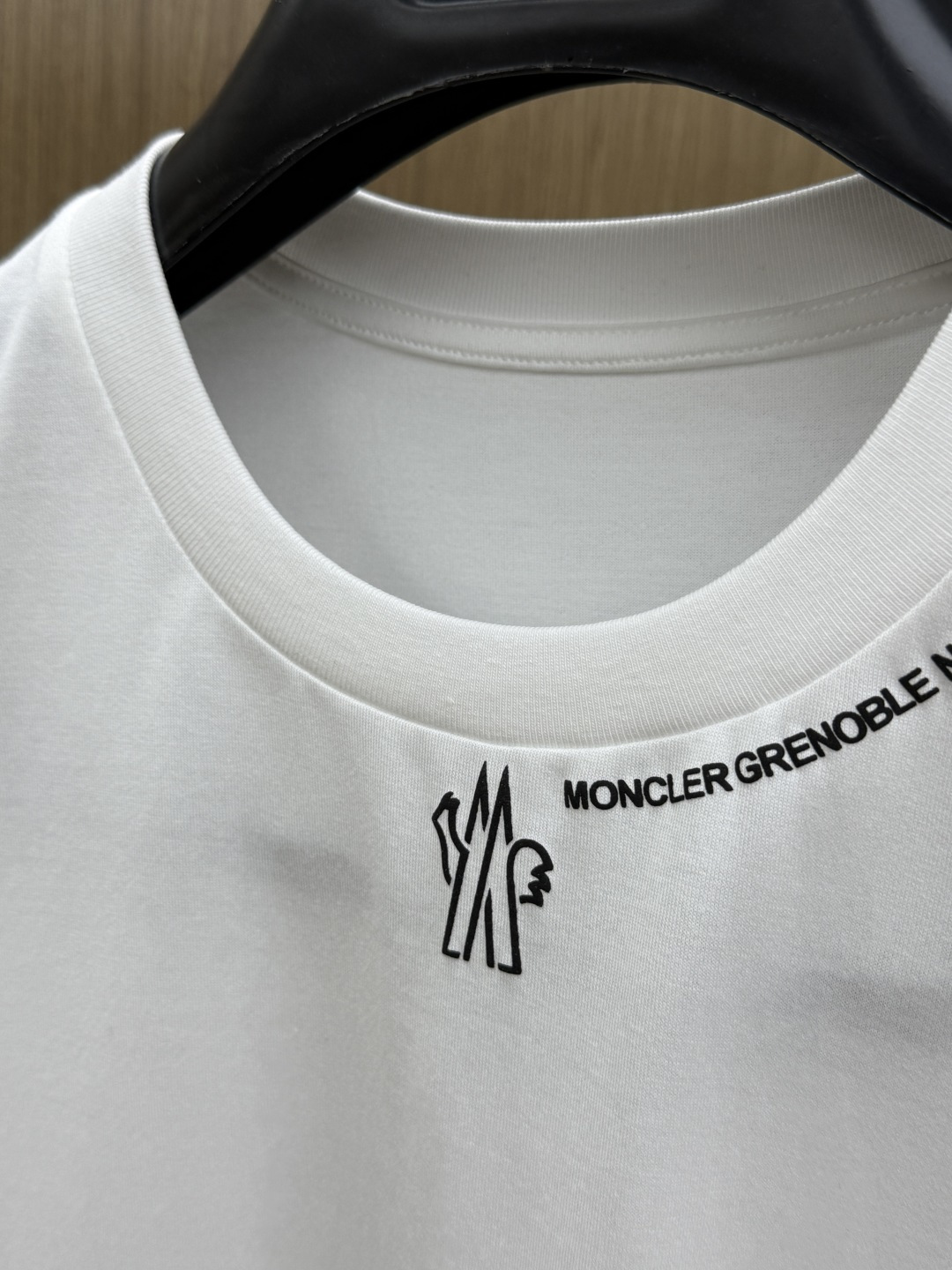 早春 Mon 🔥🔥新品短袖T恤，帅气时尚，胸前精致刺绣字母logo，简约百搭款。面料棉 不仅挺括，保持潮流的廓形，又穿着