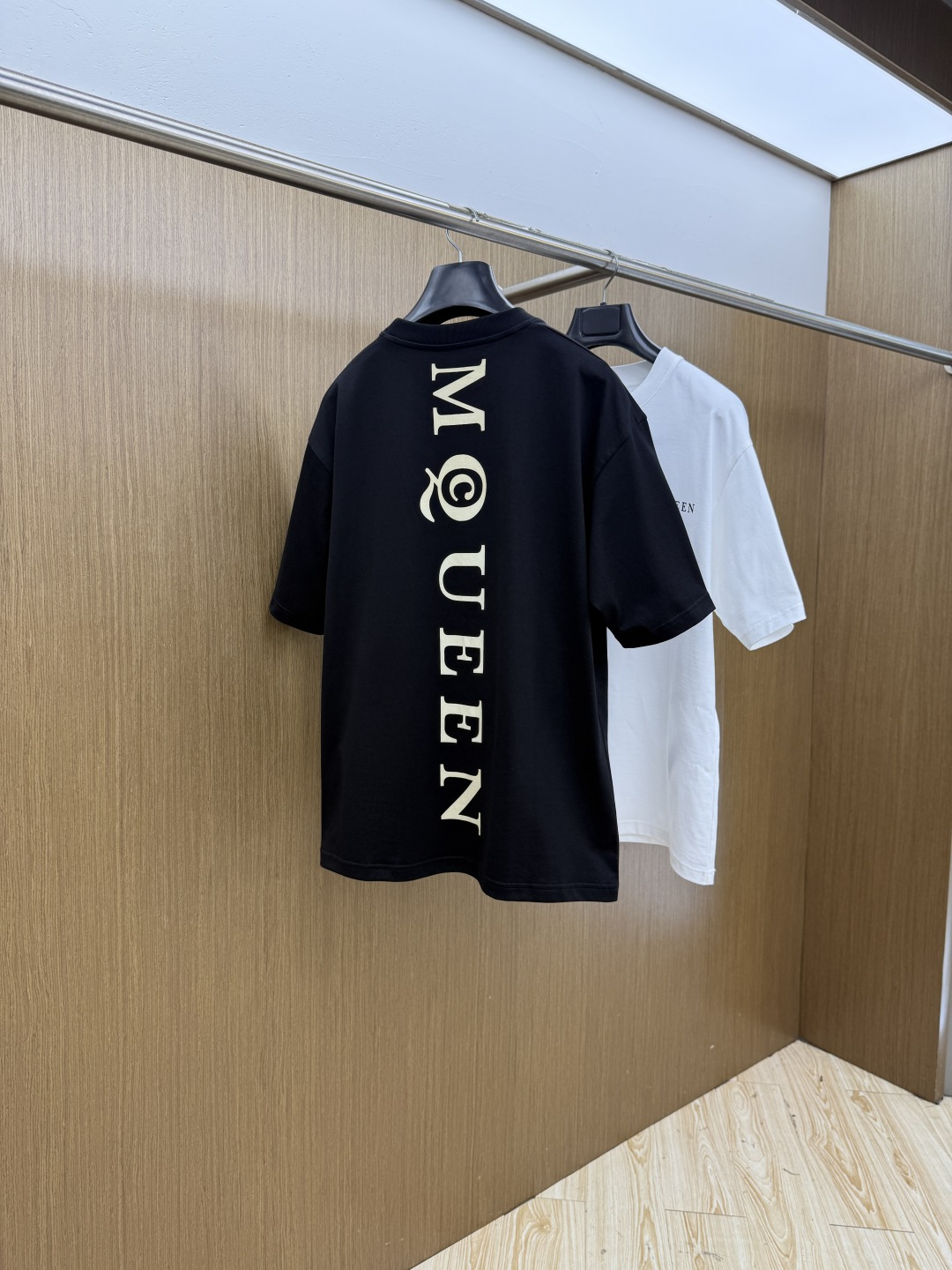 早春 MCQ 🔥🔥新品短袖T恤，帅气时尚，胸前精致刺绣字母logo，简约百搭款。面料棉 不仅挺括，保持潮