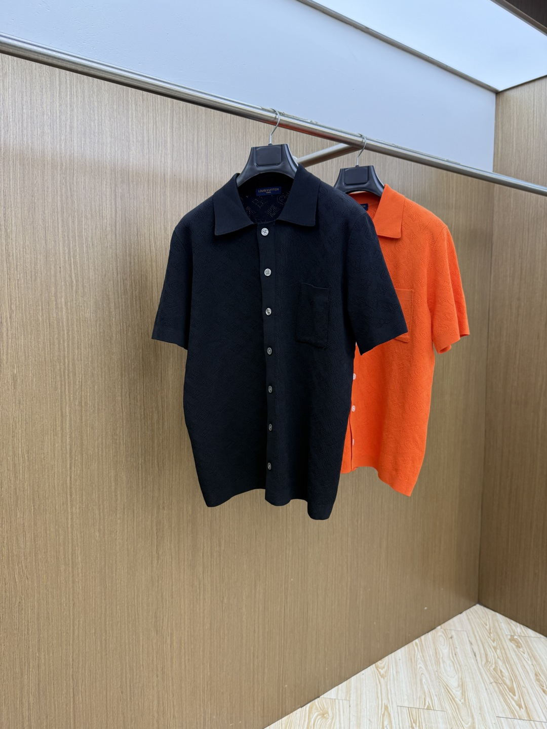 NO:847246,Early spring LV exclusive customized 2026 new men's high-end simple lapel knitted short-sleeved T-shirt, Hong Kong foreign company channel goods, pure blood quality, spring and summer new style, classic trump card series!  A high-end luxury and platinum-level classic basic T-shirt. The all-over design perfectly integrates Italian aesthetics and inherits the genes of the Jay family. It takes the minimalist route and is in line with modern urban aesthetics!  The chest is decorated with the classic brand logo, and the leg-length craftsmanship is exquisitely presented. It is a soul-like existence, which effectively flaunts the brand identity and guarantees the quality of the craftsmanship!  The top-grade Yilite fabrics are imported from customers and are selected from the finest cotton raw materials with excellent sunlight in the Nile River area. They are woven and dyed in a century-old workshop, transforming the fabric into incomparable comfort. It is treated with mercerization process, has a slight ice feel, and is very skin-friendly. In addition, it has a full cotton feel and excellent breathability!  The details and craftsmanship are extremely exquisite, the color matching is light and versatile, suitable for all kinds of daily wear, and the mixing and matching compatibility is extremely high. It can suit any occasion, business or leisure, and it is also very fashionable when going out on the street. The wardrobe is perfect for business and leisure, and has a high attendance rate. Everyone has one piece!  Size:M-3xL c11,,louis vuitton,T-shirt,tees,t-shirt,19860909早春 LV 独家定制 2026新款男士高端简约翻领针织短袖T恤衫,香港洋行渠道货,纯正血统品质,春夏新款,经典王牌系列！ 高端奢华且白金级的一款经典基础款T恤,通体的设计完美融合意式美学,且传承了杰家族的基因,走极简主义的路线,符合现代都市审美！ 胸前饰有经典品牌标识,齐脚工艺精美呈现,属于灵魂式的存在,有力标榜了品牌身份,以及对工艺品质的保证！ 客供进口顶级伊利特面料,甄选尼罗河区域光照极好的上等棉花原料,经过百年工坊重磅定织定染而成,将面料蜕变成无敌舒适,采用丝光工艺处理,略带冰感,亲肤性绝佳享受,此外棉感十足,透气性优越！ 细节工艺极为考究,配色轻熟百搭,符合日常各种穿搭,混搭兼容空间极高,驾驭任何场合,商务休闲皆可,出街潮搭亦非常时尚,衣橱商务休闲绝佳的高出勤率,人手一件！ 尺码:M-3xL c11,,louis vuitton,T-shirt,tees，t-shirt,,Men's clothing