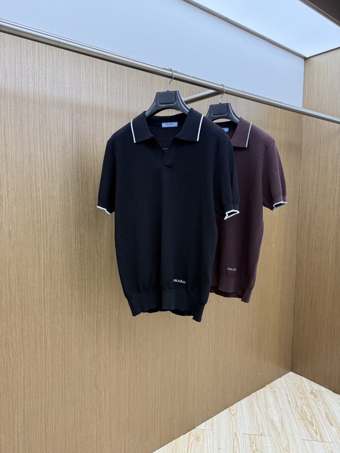 NO:847226,Early spring PD exclusive customized 2026 new men's high-end simple lapel knitted short-sleeved T-shirt, Hong Kong foreign company channel product, pure blood quality, spring and summer new style, classic trump card series!  A high-end luxury and platinum-level classic basic T-shirt. The all-over design perfectly integrates Italian aesthetics and inherits the genes of the Jay family. It takes the minimalist route and is in line with modern urban aesthetics!  The chest is decorated with the classic brand logo, and the foot-length craftsmanship is exquisitely presented. It is a soul-like existence, which effectively flaunts the brand identity and guarantees the quality of the craftsmanship!  The top-grade Yilite fabrics are imported from customers and are selected from the finest cotton raw materials with excellent sunlight in the Nile River area. They are woven and dyed in a century-old workshop, transforming the fabric into incomparable comfort. It is treated with mercerization process, has a slight ice feel, and is very skin-friendly. In addition, it has a full cotton feel and excellent breathability!  The details and craftsmanship are extremely exquisite, the color matching is light and versatile, suitable for all kinds of daily wear, and the mixing and matching compatibility is extremely high. It can suit any occasion, business or leisure, and it is also very fashionable when going out on the street. The wardrobe is perfect for business and leisure, and has a high attendance rate. Everyone has one piece!  Size:M-3xL c11,,T-shirt,tees,t-shirt,19860909早春 PD 独家定制 2026新款男士高端简约翻领针织短袖T恤衫,香港洋行渠道货,纯正血统品质,春夏新款,经典王牌系列！ 高端奢华且白金级的一款经典基础款T恤,通体的设计完美融合意式美学,且传承了杰家族的基因,走极简主义的路线,符合现代都市审美！ 胸前饰有经典品牌标识,齐脚工艺精美呈现,属于灵魂式的存在,有力标榜了品牌身份,以及对工艺品质的保证！ 客供进口顶级伊利特面料,甄选尼罗河区域光照极好的上等棉花原料,经过百年工坊重磅定织定染而成,将面料蜕变成无敌舒适,采用丝光工艺处理,略带冰感,亲肤性绝佳享受,此外棉感十足,透气性优越！ 细节工艺极为考究,配色轻熟百搭,符合日常各种穿搭,混搭兼容空间极高,驾驭任何场合,商务休闲皆可,出街潮搭亦非常时尚,衣橱商务休闲绝佳的高出勤率,人手一件！ 尺码:M-3xL c11,,T-shirt,tees，t-shirt,,Men's clothing