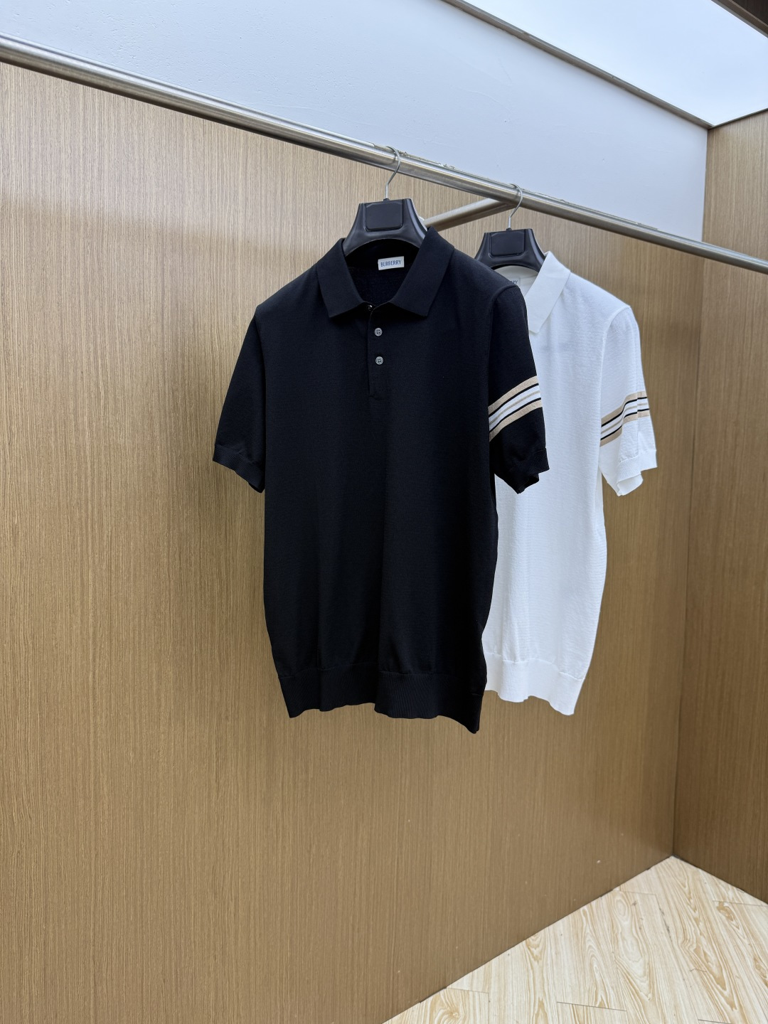 NO:847229,Early spring BBR exclusive customized 2026 new men's high-end simple lapel knitted short-sleeved T-shirt, Hong Kong foreign company channel product, pure blood quality, spring and summer new style, classic trump card series!  A high-end luxury and platinum-level classic basic T-shirt. The all-over design perfectly integrates Italian aesthetics and inherits the genes of the Jay family. It takes the minimalist route and is in line with modern urban aesthetics!  The chest is decorated with the classic brand logo, and the foot-length craftsmanship is exquisitely presented. It is a soul-like existence, which effectively flaunts the brand identity and guarantees the quality of the craftsmanship!  The top-grade Yilite fabrics are imported from customers and are selected from the finest cotton raw materials with excellent sunlight in the Nile River area. They are woven and dyed in a century-old workshop, transforming the fabric into incomparable comfort. It is treated with mercerization process, has a slight ice feel, and is very skin-friendly. In addition, it has a full cotton feel and excellent breathability!  The details and craftsmanship are extremely exquisite, the color matching is light and versatile, suitable for all kinds of daily wear, and the mixing and matching compatibility is extremely high. It can suit any occasion, business or leisure, and it is also very fashionable when going out on the street. The wardrobe is perfect for business and leisure, and has a high attendance rate. Everyone has one piece!  Size:M-3xL c11,,T-shirt,tees,t-shirt,19860909早春 BBR 独家定制 2026新款男士高端简约翻领针织短袖T恤衫,香港洋行渠道货,纯正血统品质,春夏新款,经典王牌系列！ 高端奢华且白金级的一款经典基础款T恤,通体的设计完美融合意式美学,且传承了杰家族的基因,走极简主义的路线,符合现代都市审美！ 胸前饰有经典品牌标识,齐脚工艺精美呈现,属于灵魂式的存在,有力标榜了品牌身份,以及对工艺品质的保证！ 客供进口顶级伊利特面料,甄选尼罗河区域光照极好的上等棉花原料,经过百年工坊重磅定织定染而成,将面料蜕变成无敌舒适,采用丝光工艺处理,略带冰感,亲肤性绝佳享受,此外棉感十足,透气性优越！ 细节工艺极为考究,配色轻熟百搭,符合日常各种穿搭,混搭兼容空间极高,驾驭任何场合,商务休闲皆可,出街潮搭亦非常时尚,衣橱商务休闲绝佳的高出勤率,人手一件！ 尺码:M-3xL c11,,T-shirt,tees，t-shirt,,Men's clothing