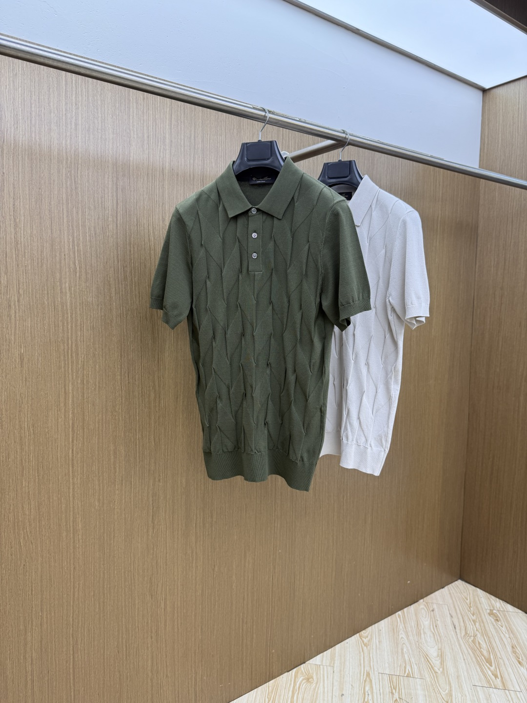 NO:847232,Early spring LP exclusively customized 2026 new men's high-end simple lapel knitted short-sleeved T-shirt, Hong Kong foreign company channel goods, pure blood quality, spring and summer new style, classic trump card series!  A high-end luxury and platinum-level classic basic T-shirt. The all-over design perfectly integrates Italian aesthetics and inherits the genes of the Jay family. It takes the minimalist route and is in line with modern urban aesthetics!  The chest is decorated with the classic brand logo, and the leg-length craftsmanship is exquisitely presented. It is a soul-like existence, which effectively flaunts the brand identity and guarantees the quality of the craftsmanship!  The top-grade Yilite fabrics are imported from customers and are selected from the finest cotton raw materials with excellent sunlight in the Nile River area. They are woven and dyed in a century-old workshop, transforming the fabric into incomparable comfort. It is treated with mercerization process, has a slight ice feel, and is very skin-friendly. In addition, it has a full cotton feel and excellent breathability!  The details and craftsmanship are extremely exquisite, the color matching is light and versatile, suitable for all kinds of daily wear, and the mixing and matching compatibility is extremely high. It can suit any occasion, business or leisure, and it is also very fashionable when going out on the street. The wardrobe is perfect for business and leisure, and has a high attendance rate. Everyone has one piece!  Size:M-3xL c11,,loro piana,T-shirt,tees,t-shirt,19860909早春 LP 独家定制 2026新款男士高端简约翻领针织短袖T恤衫,香港洋行渠道货,纯正血统品质,春夏新款,经典王牌系列！ 高端奢华且白金级的一款经典基础款T恤,通体的设计完美融合意式美学,且传承了杰家族的基因,走极简主义的路线,符合现代都市审美！ 胸前饰有经典品牌标识,齐脚工艺精美呈现,属于灵魂式的存在,有力标榜了品牌身份,以及对工艺品质的保证！ 客供进口顶级伊利特面料,甄选尼罗河区域光照极好的上等棉花原料,经过百年工坊重磅定织定染而成,将面料蜕变成无敌舒适,采用丝光工艺处理,略带冰感,亲肤性绝佳享受,此外棉感十足,透气性优越！ 细节工艺极为考究,配色轻熟百搭,符合日常各种穿搭,混搭兼容空间极高,驾驭任何场合,商务休闲皆可,出街潮搭亦非常时尚,衣橱商务休闲绝佳的高出勤率,人手一件！ 尺码:M-3xL c11,,loro piana,T-shirt,tees，t-shirt,,Men's clothing
