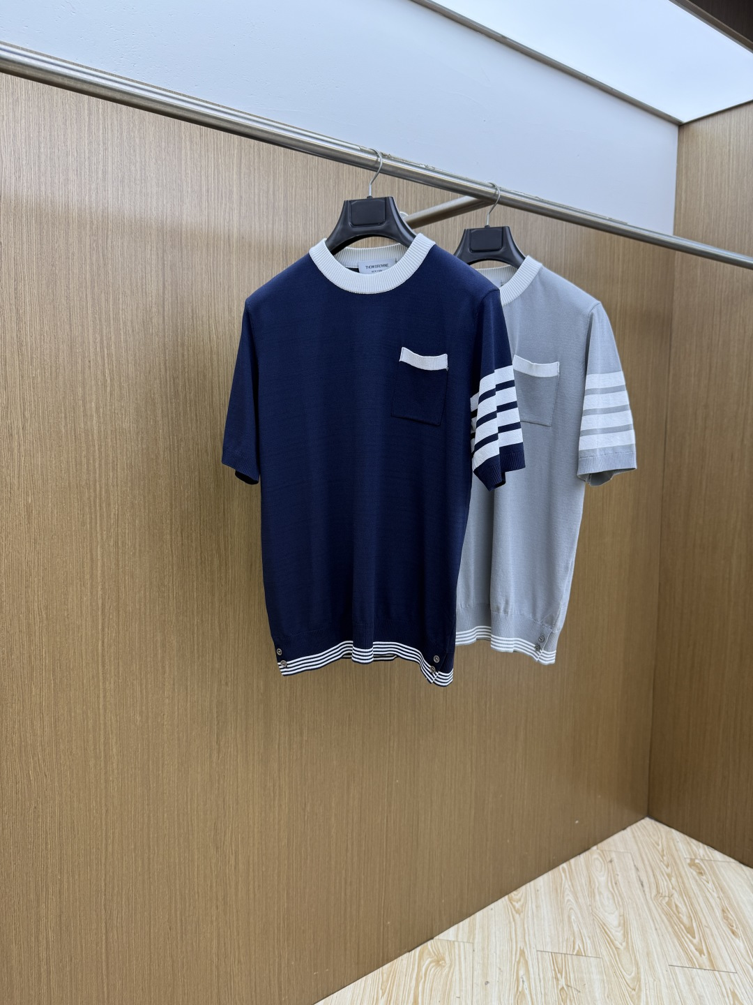 NO:847234,Early spring TB exclusively customized 2026 new men's high-end simple round neck knitted short-sleeved T-shirt, Hong Kong foreign company channel product, pure blood quality, spring and summer new style, classic trump card series!  A high-end luxury and platinum-level classic basic T-shirt. The all-over design perfectly integrates Italian aesthetics and inherits the genes of the Jay family. It takes the minimalist route and is in line with modern urban aesthetics!  The chest is decorated with the classic brand logo, and the leg-length craftsmanship is exquisitely presented. It is a soul-like existence, which effectively flaunts the brand identity and guarantees the quality of the craftsmanship!  The top-grade Yilite fabrics are imported from customers and are selected from the finest cotton raw materials with excellent sunlight in the Nile River area. They are woven and dyed in a century-old workshop, transforming the fabric into incomparable comfort. It is treated with mercerization process, has a slight ice feel, and is very skin-friendly. In addition, it has a full cotton feel and excellent breathability!  The details and craftsmanship are extremely exquisite, the color matching is light and versatile, suitable for all kinds of daily wear, and the mixing and matching compatibility is extremely high. It can suit any occasion, business or leisure, and it is also very fashionable when going out on the street. The wardrobe is perfect for business and leisure, and has a high attendance rate. Everyone has one piece!  Size:M-3xL c11,,T-shirt,tees,t-shirt,19860909早春 TB 独家定制 2026新款男士高端简约圆领针织短袖T恤衫,香港洋行渠道货,纯正血统品质,春夏新款,经典王牌系列！ 高端奢华且白金级的一款经典基础款T恤,通体的设计完美融合意式美学,且传承了杰家族的基因,走极简主义的路线,符合现代都市审美！ 胸前饰有经典品牌标识,齐脚工艺精美呈现,属于灵魂式的存在,有力标榜了品牌身份,以及对工艺品质的保证！ 客供进口顶级伊利特面料,甄选尼罗河区域光照极好的上等棉花原料,经过百年工坊重磅定织定染而成,将面料蜕变成无敌舒适,采用丝光工艺处理,略带冰感,亲肤性绝佳享受,此外棉感十足,透气性优越！ 细节工艺极为考究,配色轻熟百搭,符合日常各种穿搭,混搭兼容空间极高,驾驭任何场合,商务休闲皆可,出街潮搭亦非常时尚,衣橱商务休闲绝佳的高出勤率,人手一件！ 尺码:M-3xL c11,,T-shirt,tees，t-shirt,,Men's clothing