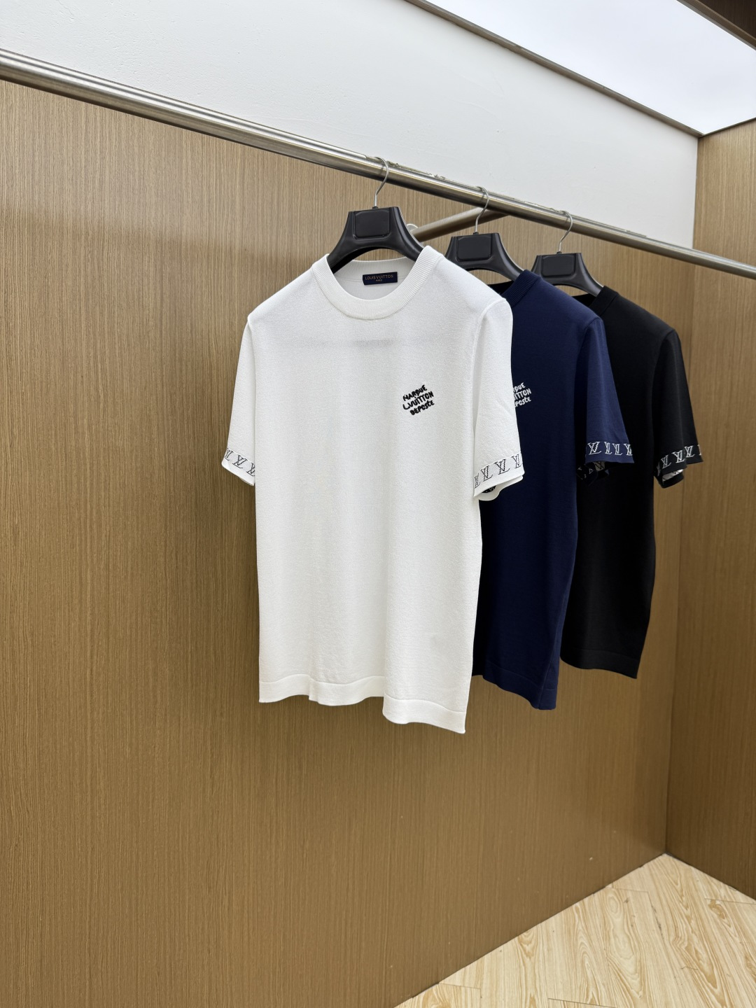 NO:848584,Early spring LV exclusive customization of 2026 new men's high-end simple round neck knitted short-sleeved T-shirt, Hong Kong foreign company channel goods, pure blood quality, spring and summer new style, classic ace series!  A high-end luxury and platinum-level classic basic T-shirt. The all-over design perfectly integrates Italian aesthetics and inherits the genes of the Jay family. It takes the minimalist route and is in line with modern urban aesthetics!  The chest is decorated with the classic brand logo, and the foot-length craftsmanship is exquisitely presented. It is a soul-like existence, which effectively flaunts the brand identity and guarantees the quality of the craftsmanship!  The top-grade Yilite fabrics are imported from customers and are selected from the finest cotton raw materials with excellent sunlight in the Nile River area. They are woven and dyed in a century-old workshop, transforming the fabric into incomparable comfort. It is treated with mercerization process, has a slight ice feel, and is very skin-friendly. In addition, it has a full cotton feel and excellent breathability!  The details and craftsmanship are extremely exquisite, the color matching is light and versatile, suitable for all kinds of daily wear, and the mixing and matching compatibility is extremely high. It can suit any occasion, business or leisure, and it is also very fashionable when going out on the street. The wardrobe is perfect for business and leisure, and has a high attendance rate. Everyone has one piece!  Size:M-3xL c11,,louis vuitton,T-shirt,tees,t-shirt,19860909早春 LV 独家定制 2026新款男士高端简约圆领针织短袖T恤衫,香港洋行渠道货,纯正血统品质,春夏新款,经典王牌系列！ 高端奢华且白金级的一款经典基础款T恤,通体的设计完美融合意式美学,且传承了杰家族的基因,走极简主义的路线,符合现代都市审美！ 胸前饰有经典品牌标识,齐脚工艺精美呈现,属于灵魂式的存在,有力标榜了品牌身份,以及对工艺品质的保证！ 客供进口顶级伊利特面料,甄选尼罗河区域光照极好的上等棉花原料,经过百年工坊重磅定织定染而成,将面料蜕变成无敌舒适,采用丝光工艺处理,略带冰感,亲肤性绝佳享受,此外棉感十足,透气性优越！ 细节工艺极为考究,配色轻熟百搭,符合日常各种穿搭,混搭兼容空间极高,驾驭任何场合,商务休闲皆可,出街潮搭亦非常时尚,衣橱商务休闲绝佳的高出勤率,人手一件！ 尺码:M-3xL c11,,louis vuitton,T-shirt,tees，t-shirt,,Men's clothing