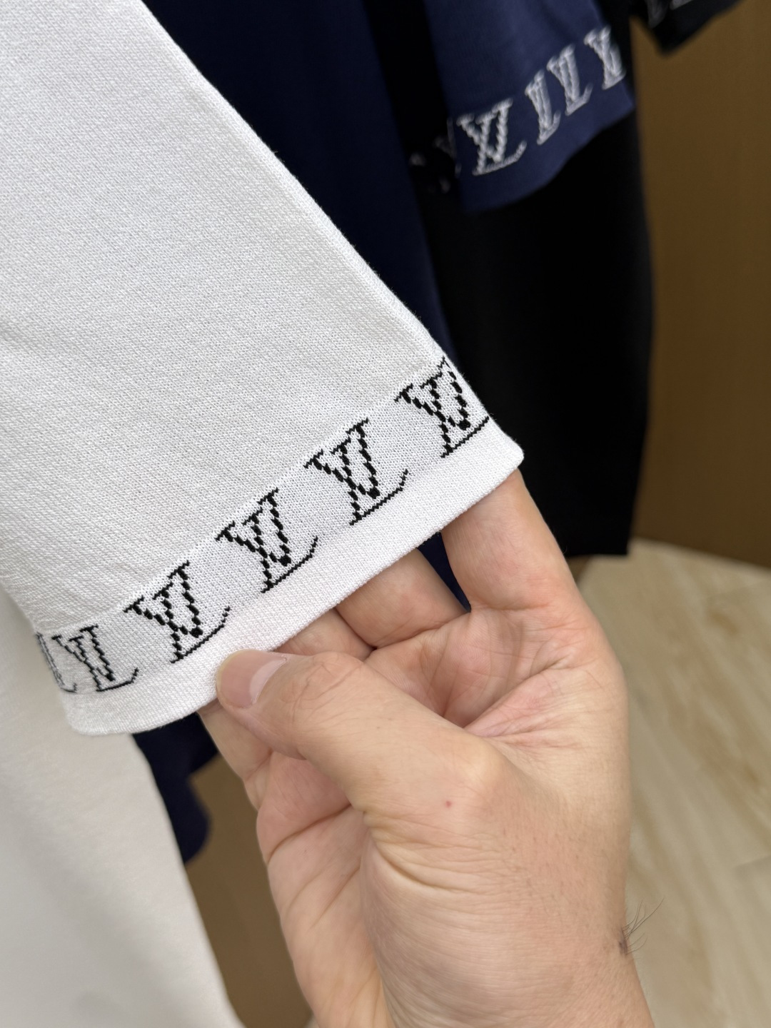 早春 LV 🔥🔥独家定制 2026新款男士高端简约圆领针织短袖T恤衫，香港洋行渠道货，纯正血统品质，春夏