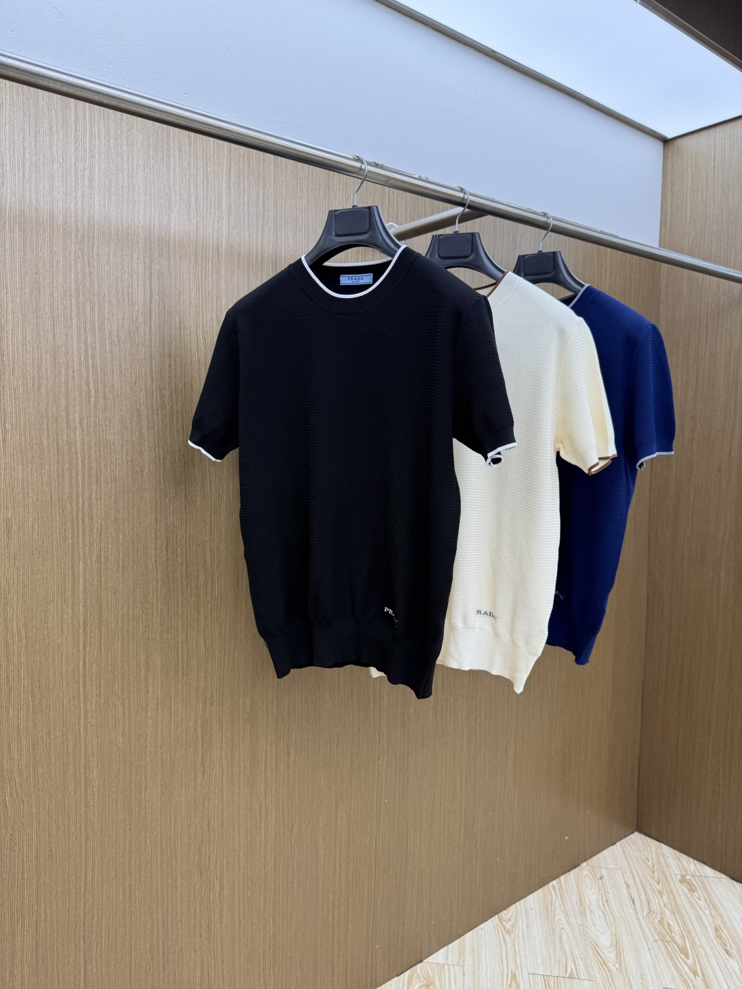 NO:848558,Early spring PD exclusive customized 2026 new men's high-end simple round neck knitted short-sleeved T-shirt, Hong Kong foreign company channel product, pure blood quality, spring and summer new style, classic trump card series!  A high-end luxury and platinum-level classic basic T-shirt. The all-over design perfectly integrates Italian aesthetics and inherits the genes of the Jay family. It takes the minimalist route and is in line with modern urban aesthetics!  The chest is decorated with the classic brand logo, and the foot-length craftsmanship is exquisitely presented. It is a soul-like existence, which effectively flaunts the brand identity and guarantees the quality of the craftsmanship!  The top-grade Yilite fabrics are imported from customers and are selected from the finest cotton raw materials with excellent sunlight in the Nile River area. They are woven and dyed in a century-old workshop, transforming the fabric into incomparable comfort. It is treated with mercerization process, has a slight ice feel, and is very skin-friendly. In addition, it has a full cotton feel and excellent breathability!  The details and craftsmanship are extremely exquisite, the color matching is light and versatile, suitable for all kinds of daily wear, and the mixing and matching compatibility is extremely high. It can suit any occasion, business or leisure, and it is also very fashionable when going out on the street. The wardrobe is perfect for business and leisure, and has a high attendance rate. Everyone has one piece!  Size:M-3xL c11,,T-shirt,tees,t-shirt,19860909早春 PD 独家定制 2026新款男士高端简约圆领针织短袖T恤衫,香港洋行渠道货,纯正血统品质,春夏新款,经典王牌系列！ 高端奢华且白金级的一款经典基础款T恤,通体的设计完美融合意式美学,且传承了杰家族的基因,走极简主义的路线,符合现代都市审美！ 胸前饰有经典品牌标识,齐脚工艺精美呈现,属于灵魂式的存在,有力标榜了品牌身份,以及对工艺品质的保证！ 客供进口顶级伊利特面料,甄选尼罗河区域光照极好的上等棉花原料,经过百年工坊重磅定织定染而成,将面料蜕变成无敌舒适,采用丝光工艺处理,略带冰感,亲肤性绝佳享受,此外棉感十足,透气性优越！ 细节工艺极为考究,配色轻熟百搭,符合日常各种穿搭,混搭兼容空间极高,驾驭任何场合,商务休闲皆可,出街潮搭亦非常时尚,衣橱商务休闲绝佳的高出勤率,人手一件！ 尺码:M-3xL c11,,T-shirt,tees，t-shirt,,Men's clothing