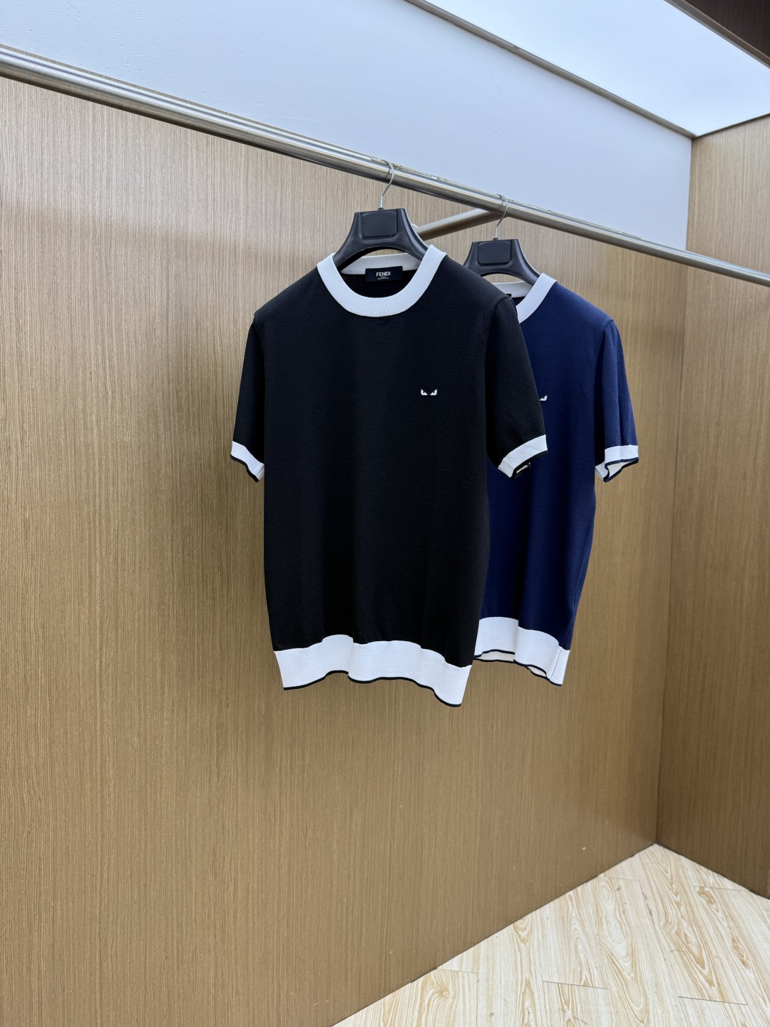 NO:848561,Early spring FD exclusively customized 2026 new men's high-end simple round neck knitted short-sleeved T-shirt, Hong Kong foreign company channel product, pure blood quality, spring and summer new style, classic trump card series!  A high-end luxury and platinum-level classic basic T-shirt. The all-over design perfectly integrates Italian aesthetics and inherits the genes of the Jay family. It takes the minimalist route and is in line with modern urban aesthetics!  The chest is decorated with the classic brand logo, and the leg-length craftsmanship is exquisitely presented. It is a soul-like existence, which effectively flaunts the brand identity and guarantees the quality of the craftsmanship!  The top-grade Yilite fabrics are imported from customers and are selected from the finest cotton raw materials with excellent sunlight in the Nile River area. They are woven and dyed in a century-old workshop, transforming the fabric into incomparable comfort. It is treated with mercerization process, has a slight ice feel, and is very skin-friendly. In addition, it has a full cotton feel and excellent breathability!  The details and craftsmanship are extremely exquisite, the color matching is light and versatile, suitable for all kinds of daily wear, and the mixing and matching compatibility is extremely high. It can suit any occasion, business or leisure, and it is also very fashionable when going out on the street. The wardrobe is perfect for business and leisure, and has a high attendance rate. Everyone has one piece!  Size:M-3xL c11,,T-shirt,tees,t-shirt,19860909早春 FD 独家定制 2026新款男士高端简约圆领针织短袖T恤衫,香港洋行渠道货,纯正血统品质,春夏新款,经典王牌系列！ 高端奢华且白金级的一款经典基础款T恤,通体的设计完美融合意式美学,且传承了杰家族的基因,走极简主义的路线,符合现代都市审美！ 胸前饰有经典品牌标识,齐脚工艺精美呈现,属于灵魂式的存在,有力标榜了品牌身份,以及对工艺品质的保证！ 客供进口顶级伊利特面料,甄选尼罗河区域光照极好的上等棉花原料,经过百年工坊重磅定织定染而成,将面料蜕变成无敌舒适,采用丝光工艺处理,略带冰感,亲肤性绝佳享受,此外棉感十足,透气性优越！ 细节工艺极为考究,配色轻熟百搭,符合日常各种穿搭,混搭兼容空间极高,驾驭任何场合,商务休闲皆可,出街潮搭亦非常时尚,衣橱商务休闲绝佳的高出勤率,人手一件！ 尺码:M-3xL c11,,T-shirt,tees，t-shirt,,Men's clothing