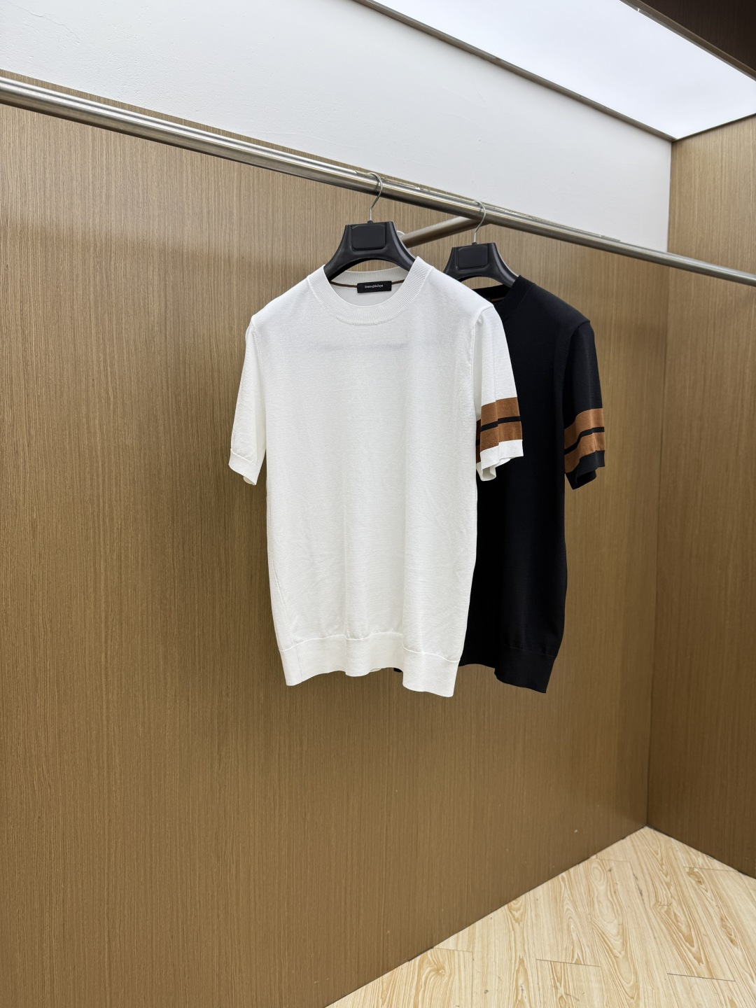 NO:848564,Early spring Zz exclusively customized 2026 new men's high-end simple round neck knitted short-sleeved T-shirt, Hong Kong foreign company channel goods, pure blood quality, spring and summer new style, classic trump card series!  A high-end luxury and platinum-level classic basic T-shirt. The all-over design perfectly integrates Italian aesthetics and inherits the genes of the Jay family. It takes the minimalist route and is in line with modern urban aesthetics!  The chest is decorated with the classic brand logo, and the foot-length craftsmanship is exquisitely presented. It is a soul-like existence, which effectively flaunts the brand identity and guarantees the quality of the craftsmanship!  The top-grade Yilite fabrics are imported from customers and are selected from the finest cotton raw materials with excellent sunlight in the Nile River area. They are woven and dyed in a century-old workshop, transforming the fabric into incomparable comfort. It is treated with mercerization process, has a slight ice feel, and is very skin-friendly. In addition, it has a full cotton feel and excellent breathability!  The details and craftsmanship are extremely exquisite, the color matching is light and versatile, suitable for all kinds of daily wear, and the mixing and matching compatibility is extremely high. It can suit any occasion, business or leisure, and it is also very fashionable when going out on the street. The wardrobe is perfect for business and leisure, and has a high attendance rate. Everyone has one piece!  Size:M-3xL c11,,T-shirt,tees,t-shirt,19860909早春 Zz 独家定制 2026新款男士高端简约圆领针织短袖T恤衫,香港洋行渠道货,纯正血统品质,春夏新款,经典王牌系列！ 高端奢华且白金级的一款经典基础款T恤,通体的设计完美融合意式美学,且传承了杰家族的基因,走极简主义的路线,符合现代都市审美！ 胸前饰有经典品牌标识,齐脚工艺精美呈现,属于灵魂式的存在,有力标榜了品牌身份,以及对工艺品质的保证！ 客供进口顶级伊利特面料,甄选尼罗河区域光照极好的上等棉花原料,经过百年工坊重磅定织定染而成,将面料蜕变成无敌舒适,采用丝光工艺处理,略带冰感,亲肤性绝佳享受,此外棉感十足,透气性优越！ 细节工艺极为考究,配色轻熟百搭,符合日常各种穿搭,混搭兼容空间极高,驾驭任何场合,商务休闲皆可,出街潮搭亦非常时尚,衣橱商务休闲绝佳的高出勤率,人手一件！ 尺码:M-3xL c11,,T-shirt,tees，t-shirt,,Men's clothing