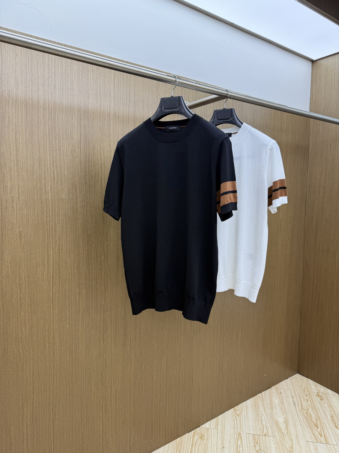 NO:848567,Early spring ZZ exclusive customized 2026 new men's high-end simple round neck knitted short-sleeved T-shirt, Hong Kong foreign company channel goods, pure blood quality, spring and summer new style, classic trump card series!  A high-end luxury and platinum-level classic basic T-shirt. The all-over design perfectly integrates Italian aesthetics and inherits the genes of the Jay family. It takes the minimalist route and is in line with modern urban aesthetics!  The chest is decorated with the classic brand logo, and the foot-length craftsmanship is exquisitely presented. It is a soul-like existence, which effectively flaunts the brand identity and guarantees the quality of the craftsmanship!  The top-grade Yilite fabrics are imported from customers and are selected from the finest cotton raw materials with excellent sunlight in the Nile River area. They are woven and dyed in a century-old workshop, transforming the fabric into incomparable comfort. It is treated with mercerization process, has a slight ice feel, and is very skin-friendly. In addition, it has a full cotton feel and excellent breathability!  The details and craftsmanship are extremely exquisite, the color matching is light and versatile, suitable for all kinds of daily wear, and the mixing and matching compatibility is extremely high. It can suit any occasion, business or leisure, and it is also very fashionable when going out on the street. The wardrobe is perfect for business and leisure, and has a high attendance rate. Everyone has one piece!  Size:M-3xL c11,,T-shirt,tees,t-shirt,19860909早春 ZZ 独家定制 2026新款男士高端简约圆领针织短袖T恤衫,香港洋行渠道货,纯正血统品质,春夏新款,经典王牌系列！ 高端奢华且白金级的一款经典基础款T恤,通体的设计完美融合意式美学,且传承了杰家族的基因,走极简主义的路线,符合现代都市审美！ 胸前饰有经典品牌标识,齐脚工艺精美呈现,属于灵魂式的存在,有力标榜了品牌身份,以及对工艺品质的保证！ 客供进口顶级伊利特面料,甄选尼罗河区域光照极好的上等棉花原料,经过百年工坊重磅定织定染而成,将面料蜕变成无敌舒适,采用丝光工艺处理,略带冰感,亲肤性绝佳享受,此外棉感十足,透气性优越！ 细节工艺极为考究,配色轻熟百搭,符合日常各种穿搭,混搭兼容空间极高,驾驭任何场合,商务休闲皆可,出街潮搭亦非常时尚,衣橱商务休闲绝佳的高出勤率,人手一件！ 尺码:M-3xL c11,,T-shirt,tees，t-shirt,,Men's clothing