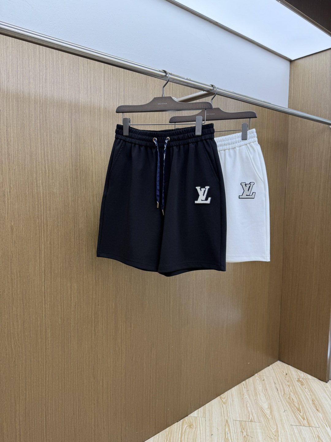 NO:844923,Early spring LV ss spring and summer exclusive new casual pants and shorts high-end version!  Customized fabrics with high breathability and comfort, non-sticky, impeccable details, brand element design concept, reflecting high quality. Presenting casual tailoring, the upper body shape is awesome!  Size: M-3XL FLS,,louis vuitton,shorts,19860909早春 LV ss春夏专供新款休闲裤短裤 高端版本！定制面料 透气舒适度高,不粘腻,细节无可挑剔,品牌元素设计理念,体现高品质.呈现休闲裁剪,上身版型超赞！ 码数: M-3XL FLS,,louis vuitton,shorts,,Men's clothing