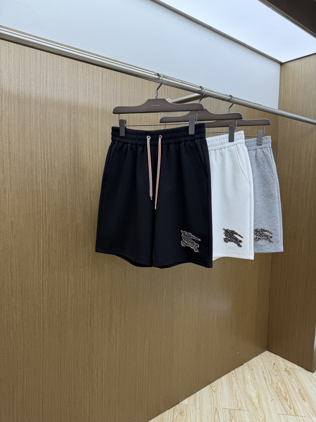 NO:844885,Early spring BBR ss spring and summer exclusive new casual pants and shorts high-end version!  Customized fabrics with high breathability and comfort, non-sticky, impeccable details, brand element design concept, reflecting high quality. Presenting casual tailoring, the upper body shape is awesome!  Size: M-3XL FLS,,shorts,19860909早春 BBR ss春夏专供新款休闲裤短裤 高端版本！定制面料 透气舒适度高,不粘腻,细节无可挑剔,品牌元素设计理念,体现高品质.呈现休闲裁剪,上身版型超赞！ 码数: M-3XL FLS,,shorts,,Men's clothing