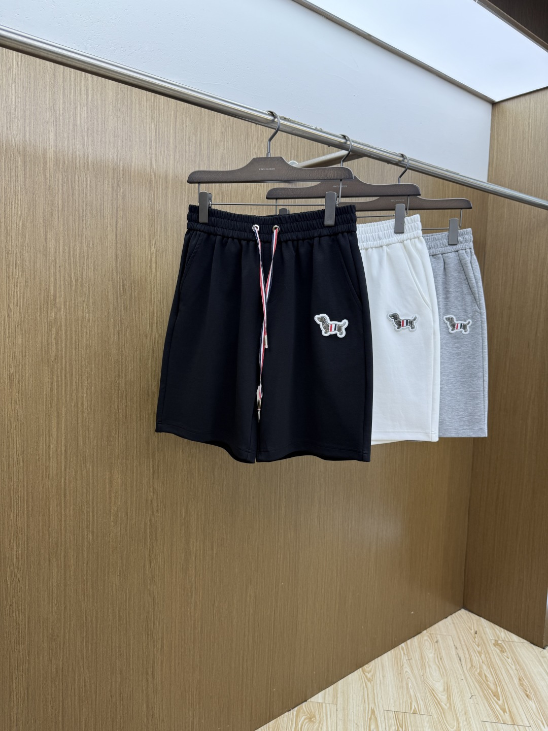 NO:839664,Early spring TB ss spring and summer exclusive new casual pants and shorts high-end version!  Customized fabrics with high breathability and comfort, non-sticky, impeccable details, brand element design concept, reflecting high quality. Presenting casual tailoring, the upper body shape is awesome!  Size: M-3XL FLS,,shorts,19860909早春 TB ss春夏专供新款休闲裤短裤 高端版本！定制面料 透气舒适度高,不粘腻,细节无可挑剔,品牌元素设计理念,体现高品质.呈现休闲裁剪,上身版型超赞！ 码数: M-3XL FLS,,shorts,,Men's clothing