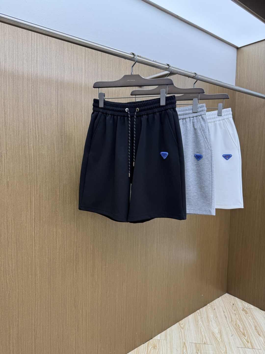 NO:839676,Early spring PD ss spring and summer exclusive new casual pants and shorts high-end version!  Customized fabrics with high breathability and comfort, non-sticky, impeccable details, brand element design concept, reflecting high quality. Presenting casual tailoring, the upper body shape is awesome!  Size: M-3XL FLS,,shorts,19860909早春 PD ss春夏专供新款休闲裤短裤 高端版本！定制面料 透气舒适度高,不粘腻,细节无可挑剔,品牌元素设计理念,体现高品质.呈现休闲裁剪,上身版型超赞！ 码数: M-3XL FLS,,shorts,,Men's clothing