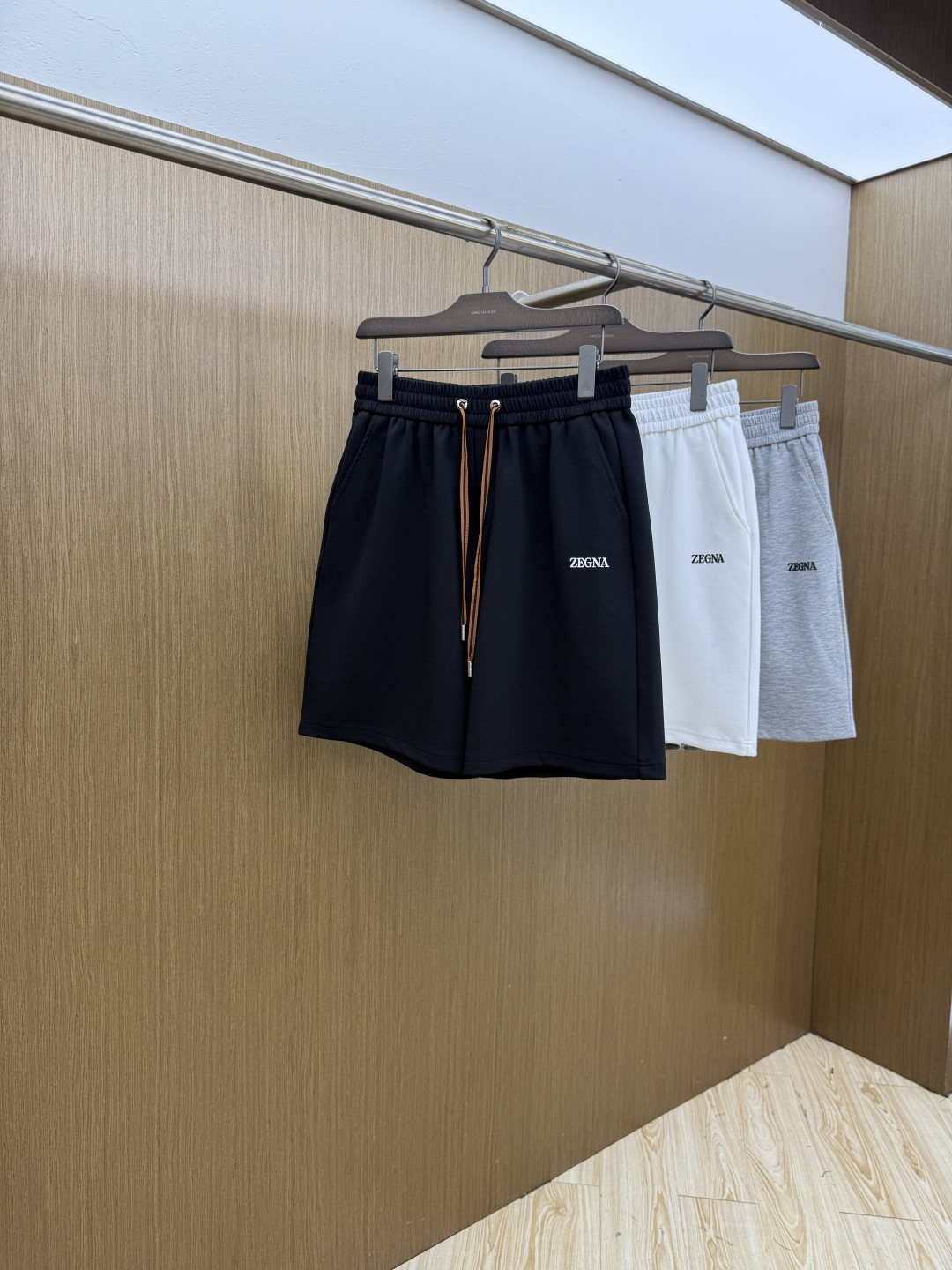 NO:834906,Early spring ZZ ss spring and summer exclusive new casual pants and shorts high-end version!  Customized fabrics with high breathability and comfort, non-sticky, impeccable details, brand element design concept, reflecting high quality. Presenting casual tailoring, the upper body shape is awesome!  Size: M-3XL FLS,,shorts,19860909早春 ZZ ss春夏专供新款休闲裤短裤 高端版本！定制面料 透气舒适度高,不粘腻,细节无可挑剔,品牌元素设计理念,体现高品质.呈现休闲裁剪,上身版型超赞！ 码数: M-3XL FLS,,shorts,,Men's clothing