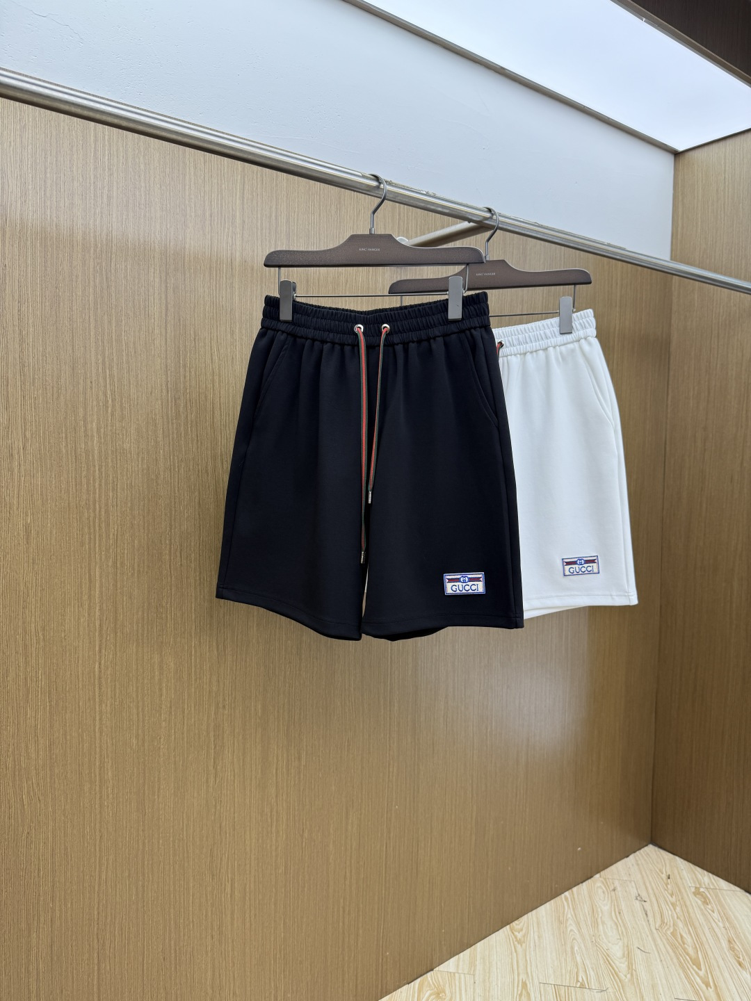 NO:839688,Early spring Guc ss spring and summer exclusive new casual pants and shorts high-end version!  Customized fabrics with high breathability and comfort, non-sticky, impeccable details, brand element design concept, reflecting high quality. Presenting casual tailoring, the upper body shape is awesome!  Size: M-3XL FLS,,gucci,shorts,19860909早春 Guc ss春夏专供新款休闲裤短裤 高端版本！定制面料 透气舒适度高,不粘腻,细节无可挑剔,品牌元素设计理念,体现高品质.呈现休闲裁剪,上身版型超赞！ 码数: M-3XL FLS,,gucci,shorts,,Men's clothing