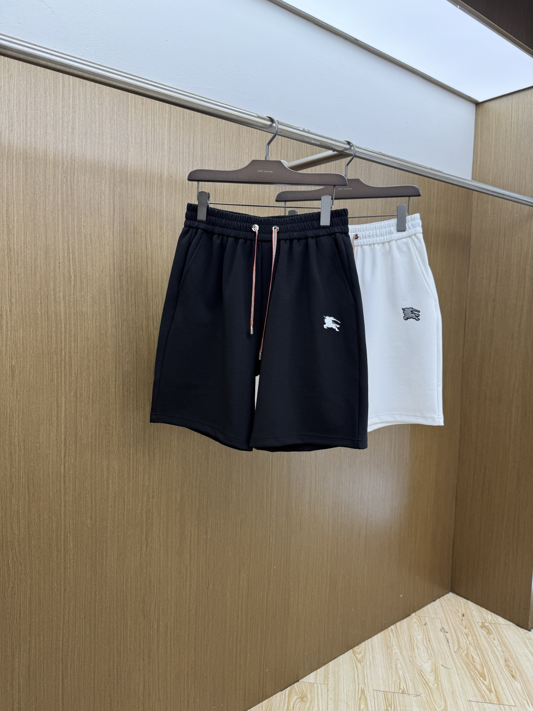 NO:834912,Early spring BBR ss spring and summer exclusive new casual pants and shorts high-end version!  Customized fabrics with high breathability and comfort, non-sticky, impeccable details, brand element design concept, reflecting high quality. Presenting casual tailoring, the upper body shape is awesome!  Size: M-3XL FLS,,shorts,19860909早春 BBR ss春夏专供新款休闲裤短裤 高端版本！定制面料 透气舒适度高,不粘腻,细节无可挑剔,品牌元素设计理念,体现高品质.呈现休闲裁剪,上身版型超赞！ 码数: M-3XL FLS,,shorts,,Men's clothing