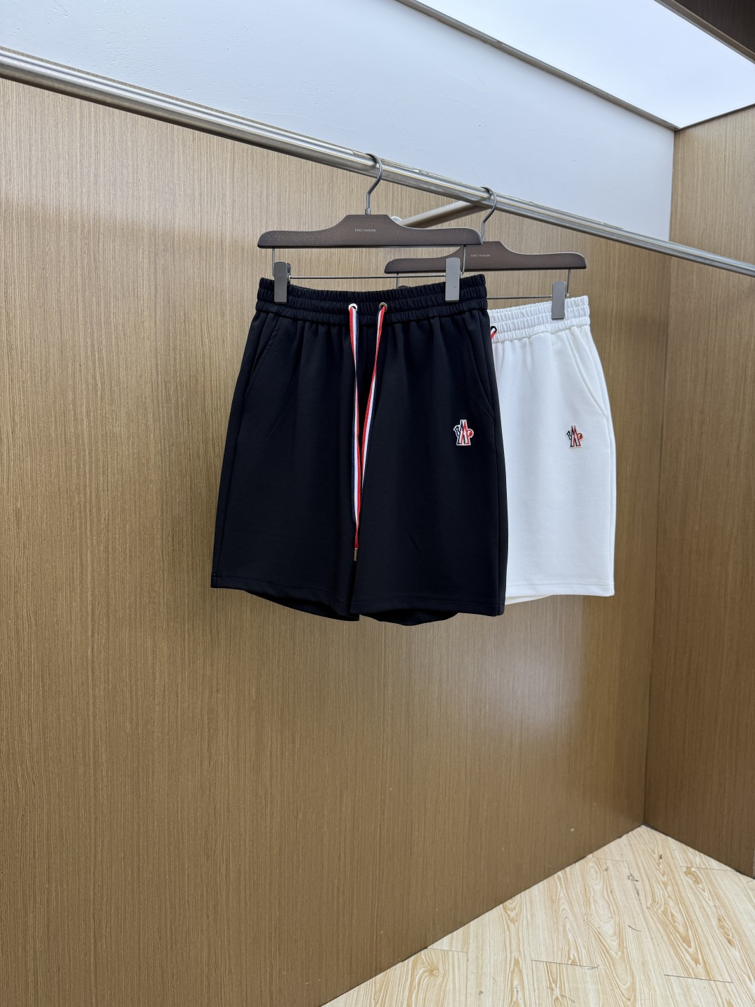 NO:844903,Early spring Mon ss spring and summer exclusive new casual pants and shorts high-end version!  Customized fabrics with high breathability and comfort, non-sticky, impeccable details, brand element design concept, reflecting high quality. Presenting casual tailoring, the upper body shape is awesome!  Size: M-3XL FLS,,shorts,19860909早春 Mon ss春夏专供新款休闲裤短裤 高端版本！定制面料 透气舒适度高,不粘腻,细节无可挑剔,品牌元素设计理念,体现高品质.呈现休闲裁剪,上身版型超赞！ 码数: M-3XL FLS,,shorts,,Men's clothing