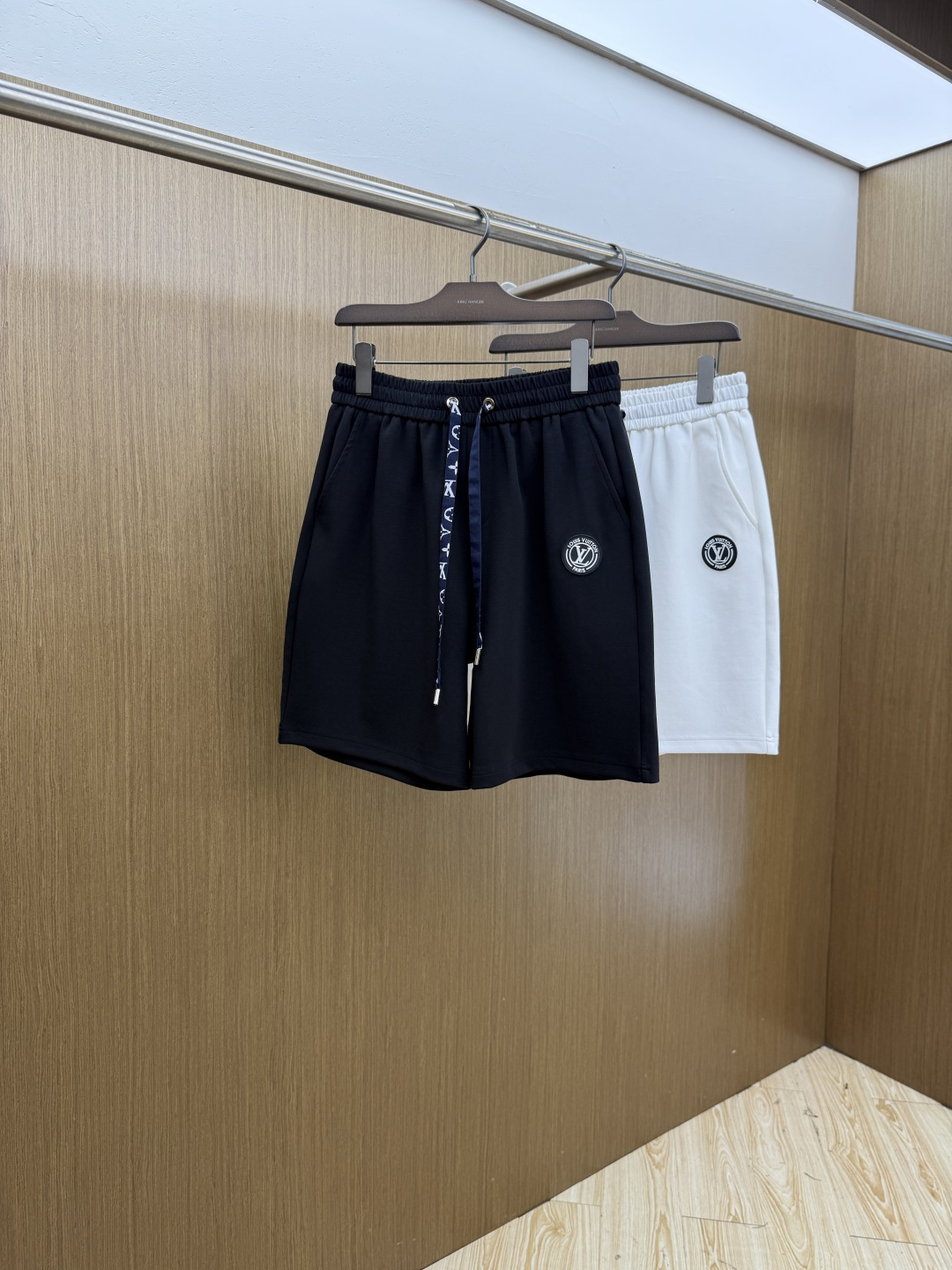 NO:844908,Early spring LV ss spring and summer exclusive new casual pants and shorts high-end version!  Customized fabrics with high breathability and comfort, non-sticky, impeccable details, brand element design concept, reflecting high quality. Presenting casual tailoring, the upper body shape is awesome!  Size: M-3XL FLS,,louis vuitton,shorts,19860909早春 LV ss春夏专供新款休闲裤短裤 高端版本！定制面料 透气舒适度高,不粘腻,细节无可挑剔,品牌元素设计理念,体现高品质.呈现休闲裁剪,上身版型超赞！ 码数: M-3XL FLS,,louis vuitton,shorts,,Men's clothing