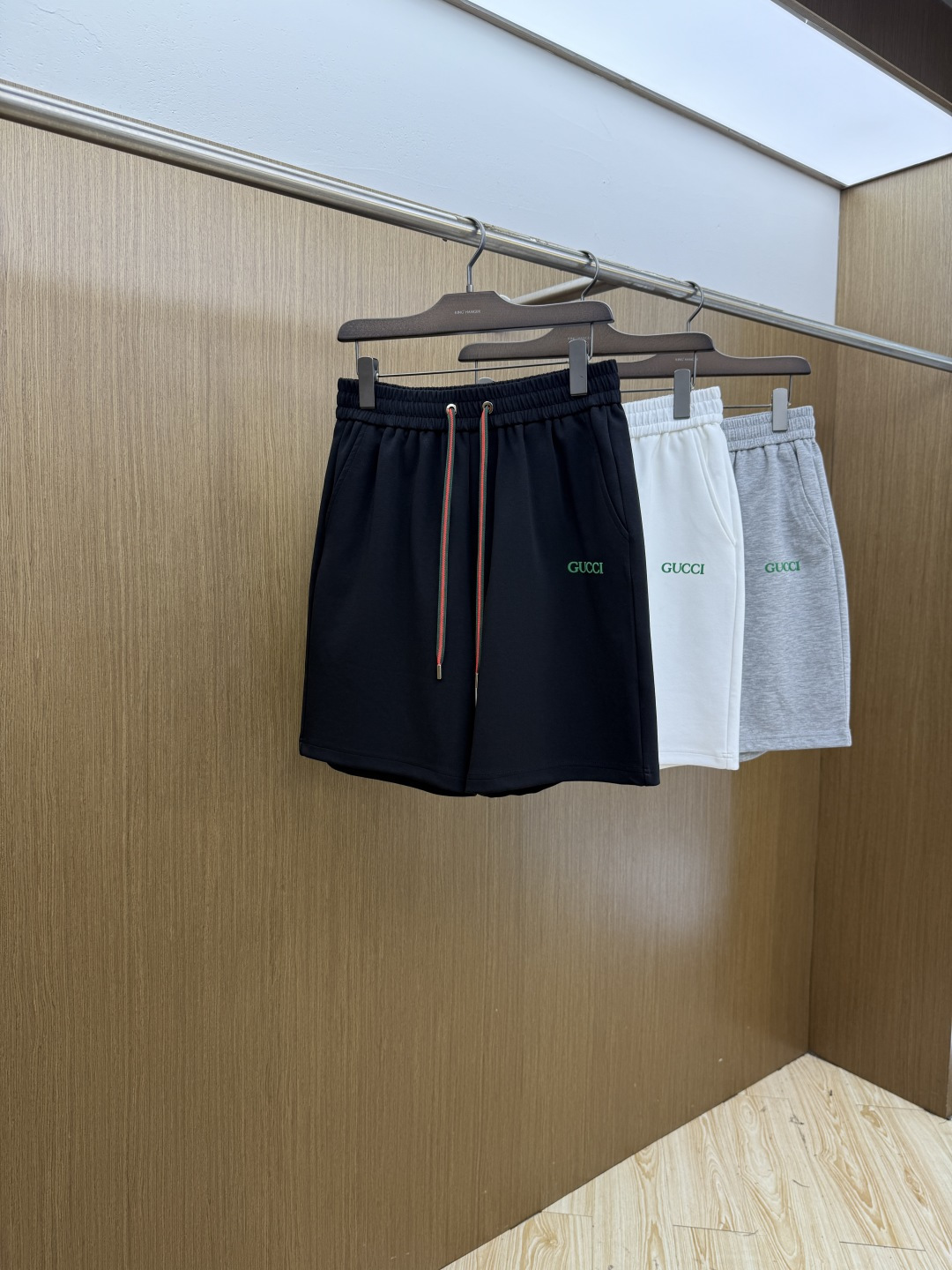 NO:844913,Early spring Guc ss spring and summer exclusive new casual pants and shorts high-end version!  Customized fabrics with high breathability and comfort, non-sticky, impeccable details, brand element design concept, reflecting high quality. Presenting casual tailoring, the upper body shape is awesome!  Size: M-3XL FLS,,gucci,shorts,19860909早春 Guc ss春夏专供新款休闲裤短裤 高端版本！定制面料 透气舒适度高,不粘腻,细节无可挑剔,品牌元素设计理念,体现高品质.呈现休闲裁剪,上身版型超赞！ 码数: M-3XL FLS,,gucci,shorts,,Men's clothing