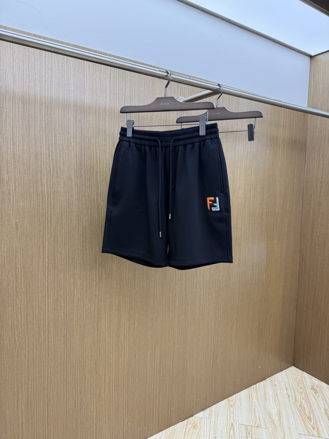 早春 FD 🔥Ss专柜新品同步上市。原单订制高品质时尚休闲短裤🩳。超级百搭款。独家定制麻棉面料，手感细腻