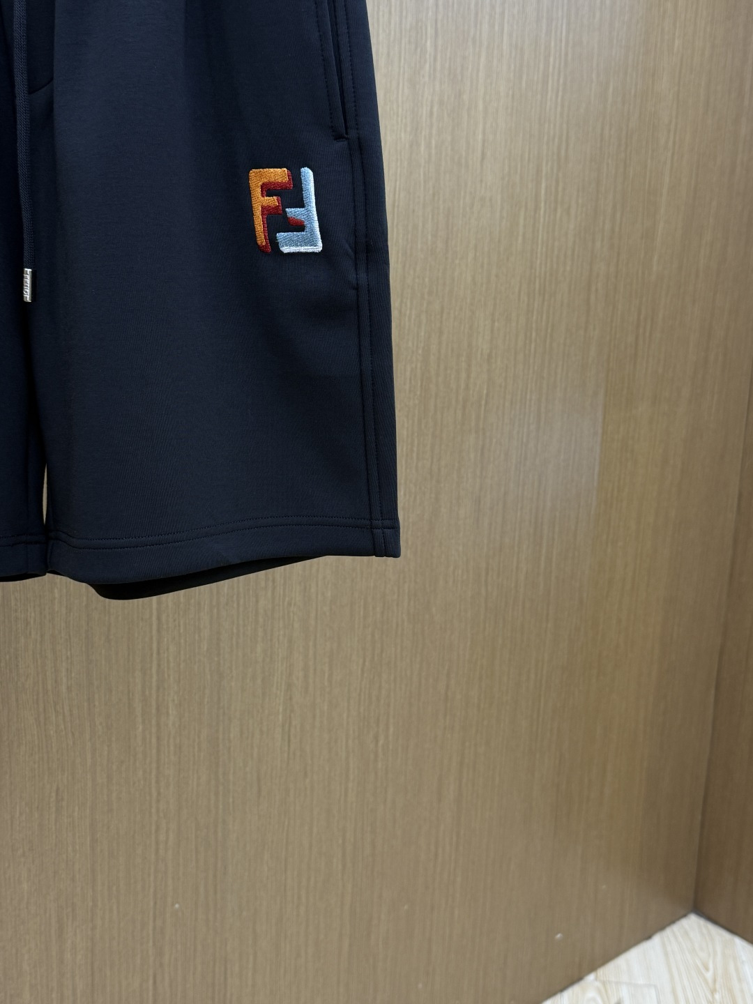 早春 FD 🔥Ss专柜新品同步上市。原单订制高品质时尚休闲短裤🩳。超级百搭款。独家定制麻棉面料，手感细腻
